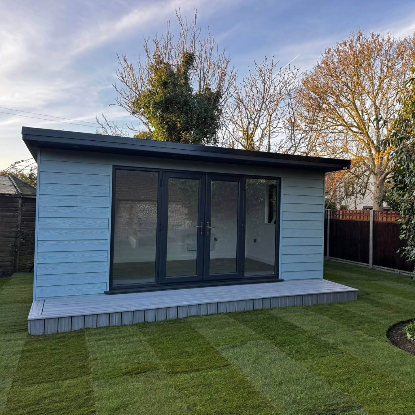 Massive transformation in this garden in Sea Palling!
🔸️Total clearance of an overgrown wilderness
🔸️4.5 x 3.0m garden office
🔸️@trexcompanyuk decking
🔸️Closeboard fencing with British trellis topper
🔸️150m2 of fresh turf @tropicallandscapingltd
#Readgardenrooms #GardenOffice #landscaping #northnorfolkliving #localbusiness