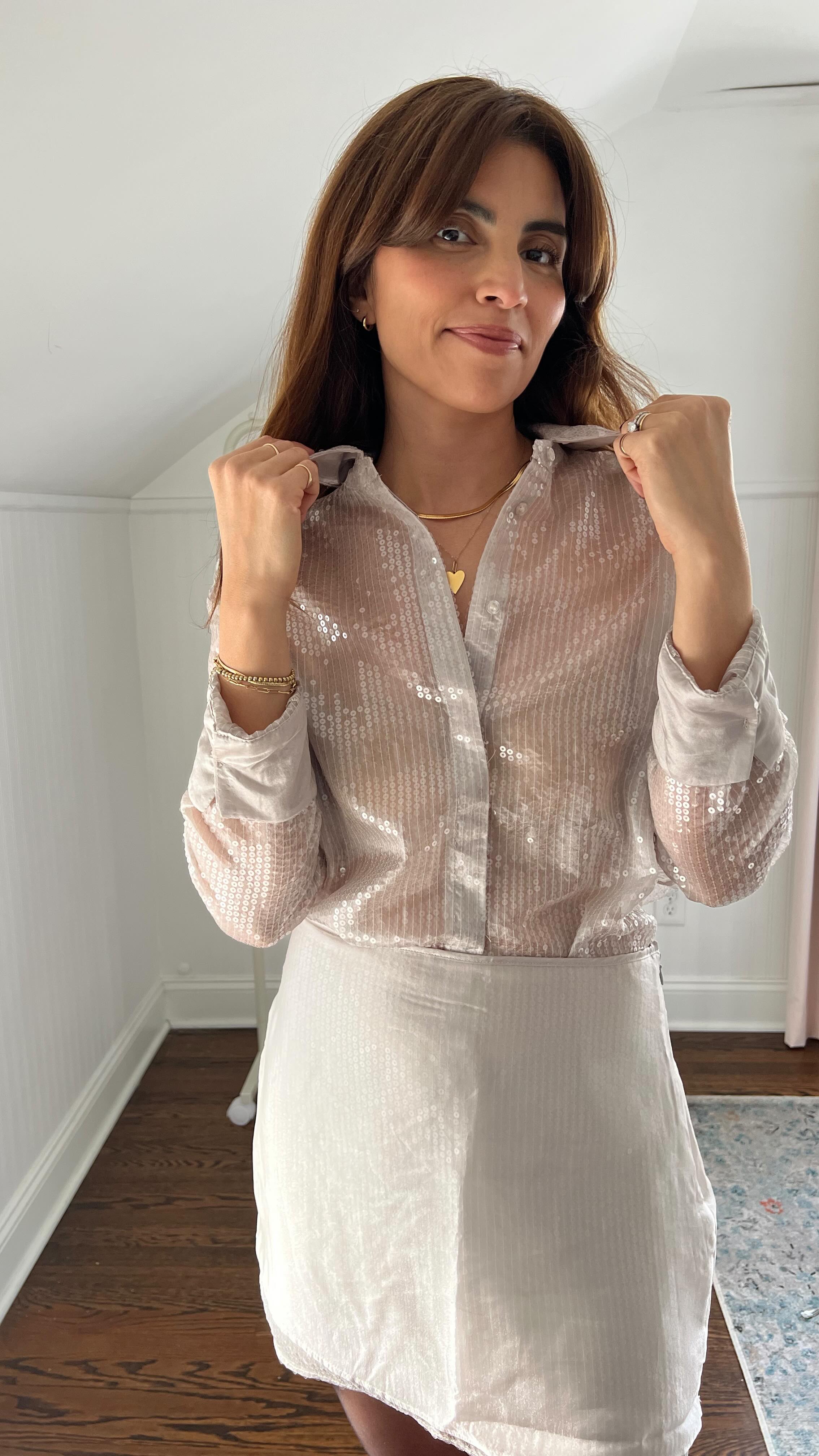 Mango Outlet try-on. I like to invest in good quality pieces for my everyday wardrobe. But when it comes to shopping for holiday pieces that will get worn maybe once a year, I prefer not to overspend.
Keeping the blazer and gold pumps and can’t wait to style them for some upcoming holiday events in my calendar. Have you heard of Mango Outlet?
.
.
Prueba de Mango Outlet. Me gusta invertir en piezas de buena calidad para mi vestuario diario. Pero cuando se trata de comprar piezas navideñas que se usarán tal vez una vez al año, prefiero no gastar de más.
Me quedo con el blazer y los zapatos de salón dorados y no puedo esperar a estilizarlos para algunos próximos eventos navideños en mi calendario. ¿Has oído hablar de Mango Outlet?