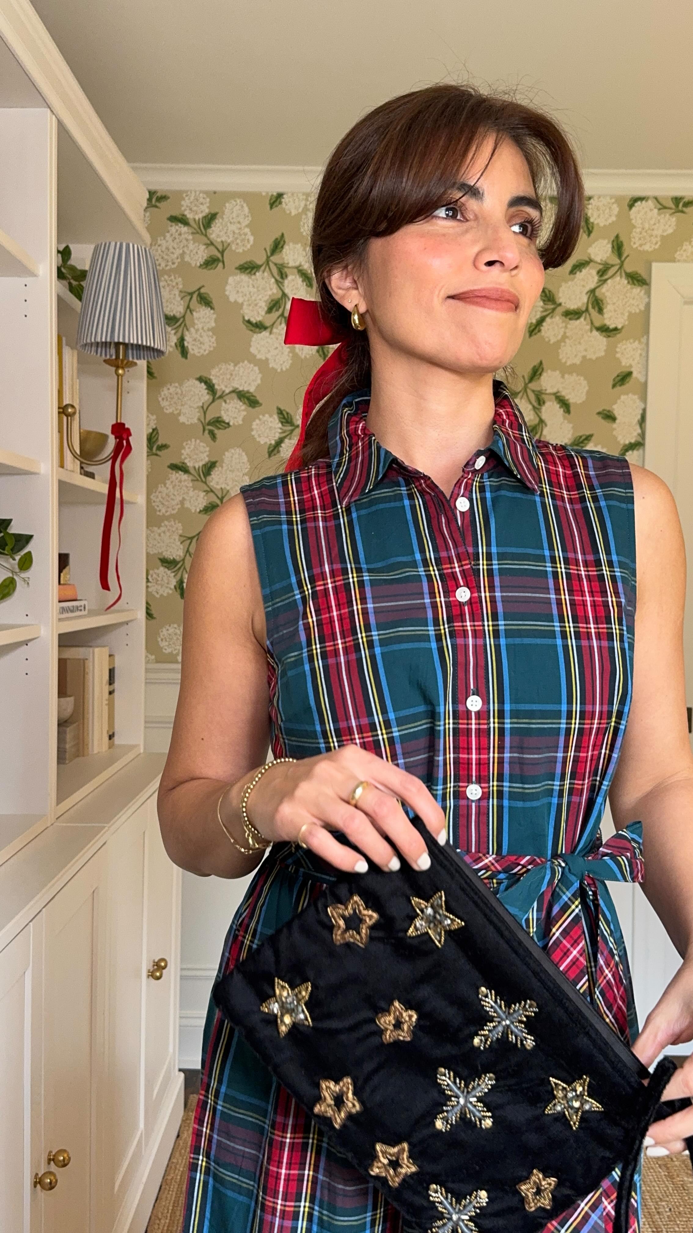 Looks for semi-formal events using holiday pieces that I have collected over the years. And a few new additions.
When it comes to festive attire the formula repeats year after year. Is all in the fabrics and colors. For less formal attire you can’t go wrong with Tartan, Velvet, and Chunky Knits.
Accessories? Gold, silver, and bows are perfect. This is the time of year when more is better 💫
.
.
Looks para eventos semiformales con prendas navideñas que he coleccionado a lo largo de los años. Y algunas piezas nuevas.
En cuanto a la ropa festiva, la fórmula se repite año tras año. La clave está en las telas y los colores. Para un atuendo menos formal, acertarás con tartán, terciopelo y punto grueso.
¿Accesorios? El dorado, el plateado y los lazos son perfectos. Esta es la época del año cuando más es mejor 💫