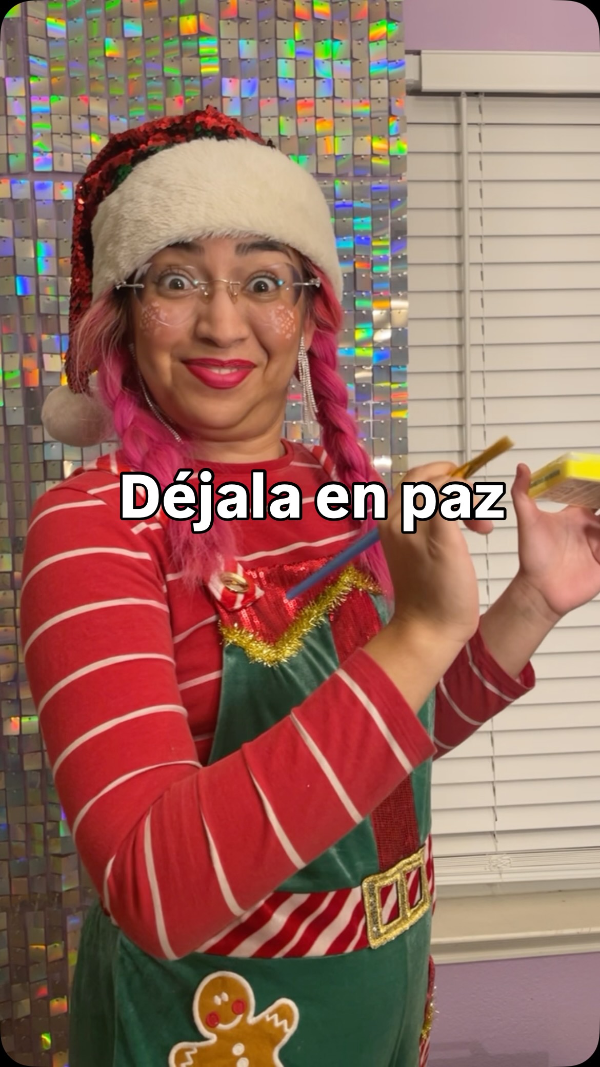 Politely telling peeps to leave the mom alone for 2mins⁉️ I always say, “they can’t bother you! Your eyes are closed and you’re getting your face painted 🧖♀️”
.
.
#facepaint #glittertattoos #airbrushhats #caricatures #bubbles #balloons #bombasticsideeye