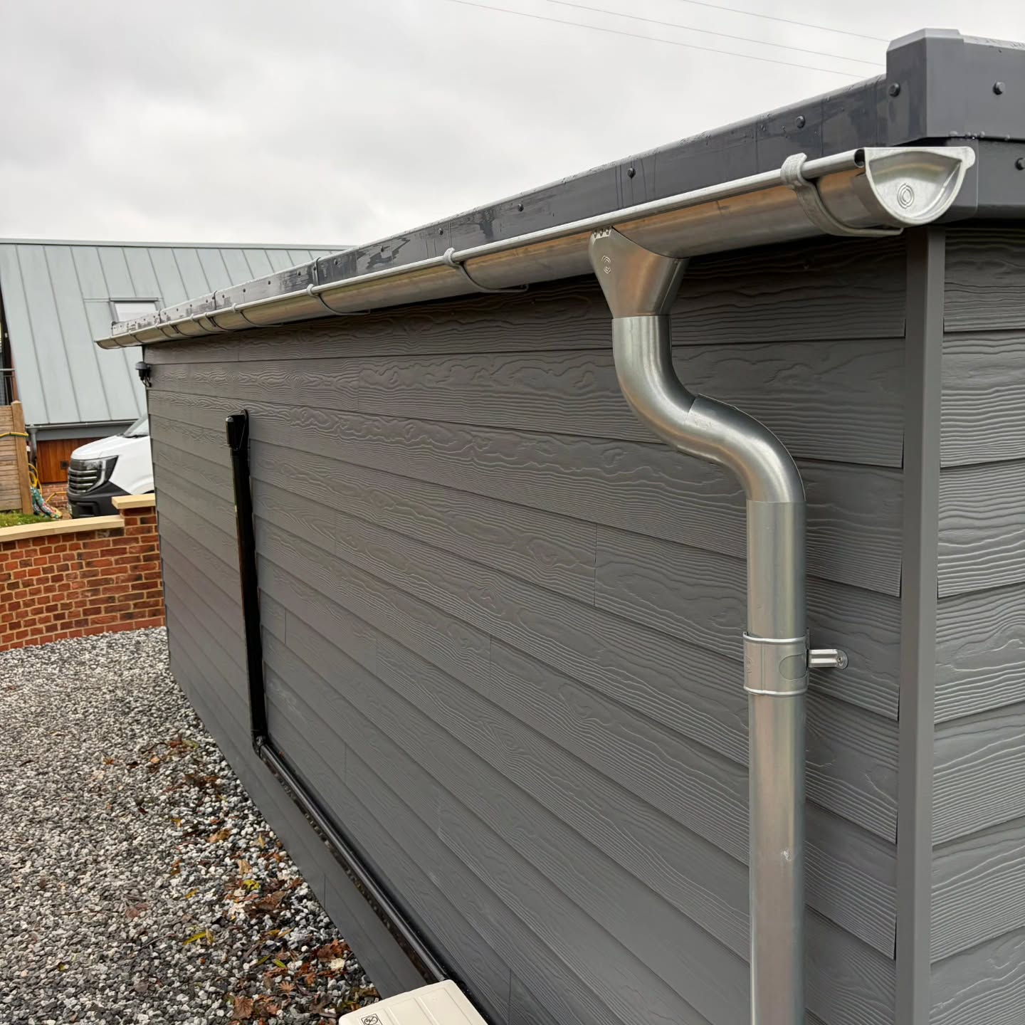 Strong, stylish, and built to handle the British weather 🌦️ Galvanised steel guttering now offered as an option for your garden room!
#readgardenrooms #GardenRoom #gardenbuildings #steelgutters #norfolk #suffolk