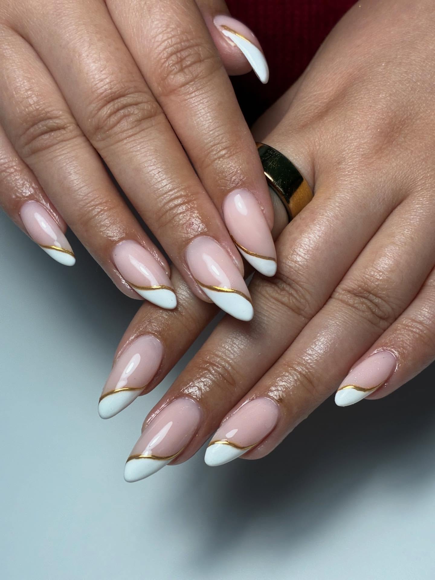 Timeless design 💕
.
.
.
#melbournenails #nailsmelbourne #whitefrenchnails