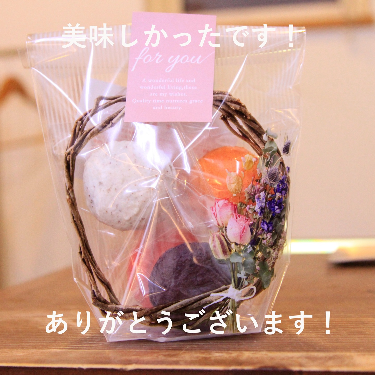 2025.11.30
昨日ご来店の常連様 Iさん
よりステキなお土産頂いちゃいました。
レリシェスさんのマカロン。
仕事終わりに家族でいただきました。
Iさん、ありがとうございま~す!!