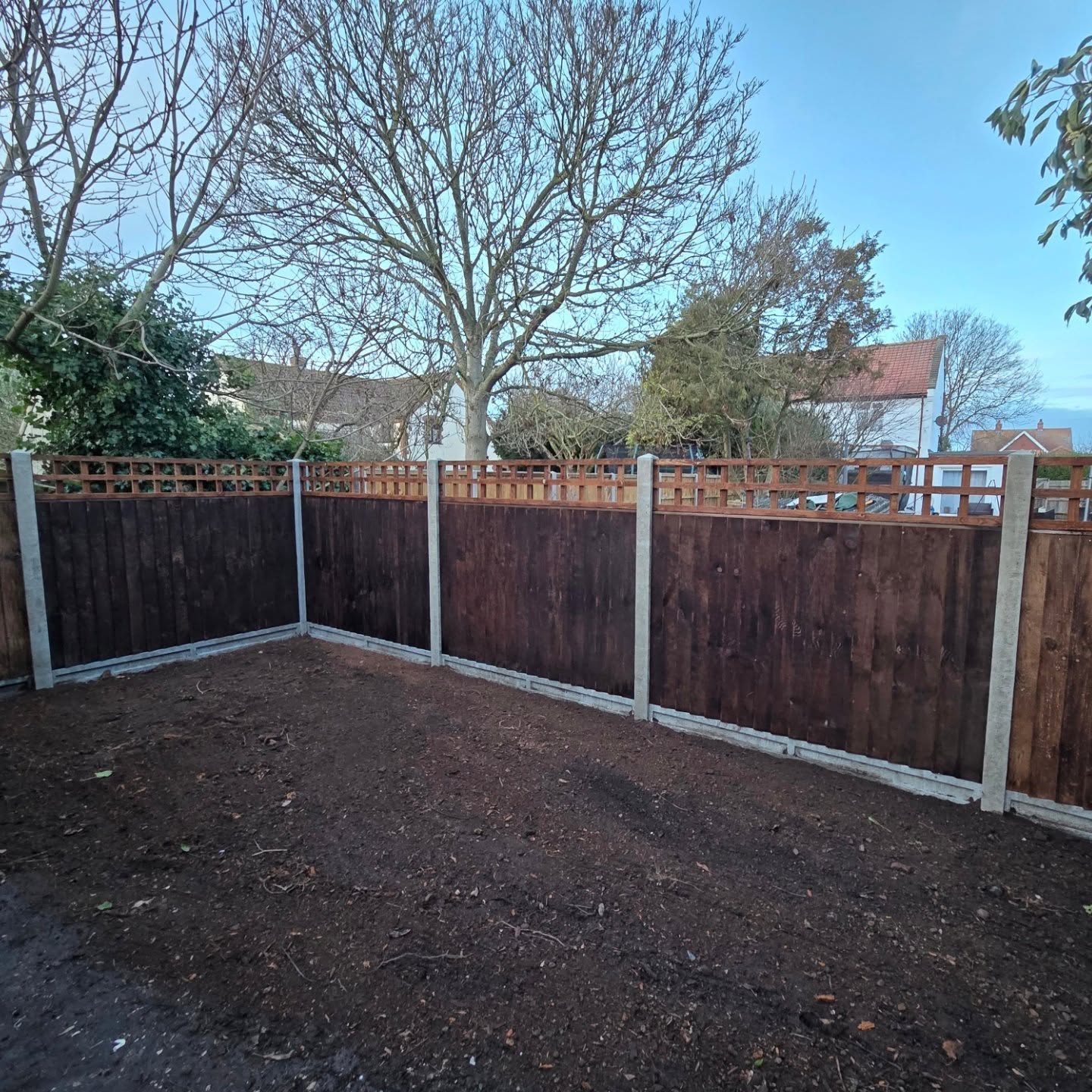 8 bays of closeboard fencing with British trellis topper completed today. Keeping our customers dog one side, and the neighbours ducks and chickens safely on the other 🐕🦆🐔
#Readgardenrooms #landscaping #fencing #homeimprovment #seapalling #norfolk #northnorfolkliving #localbusiness