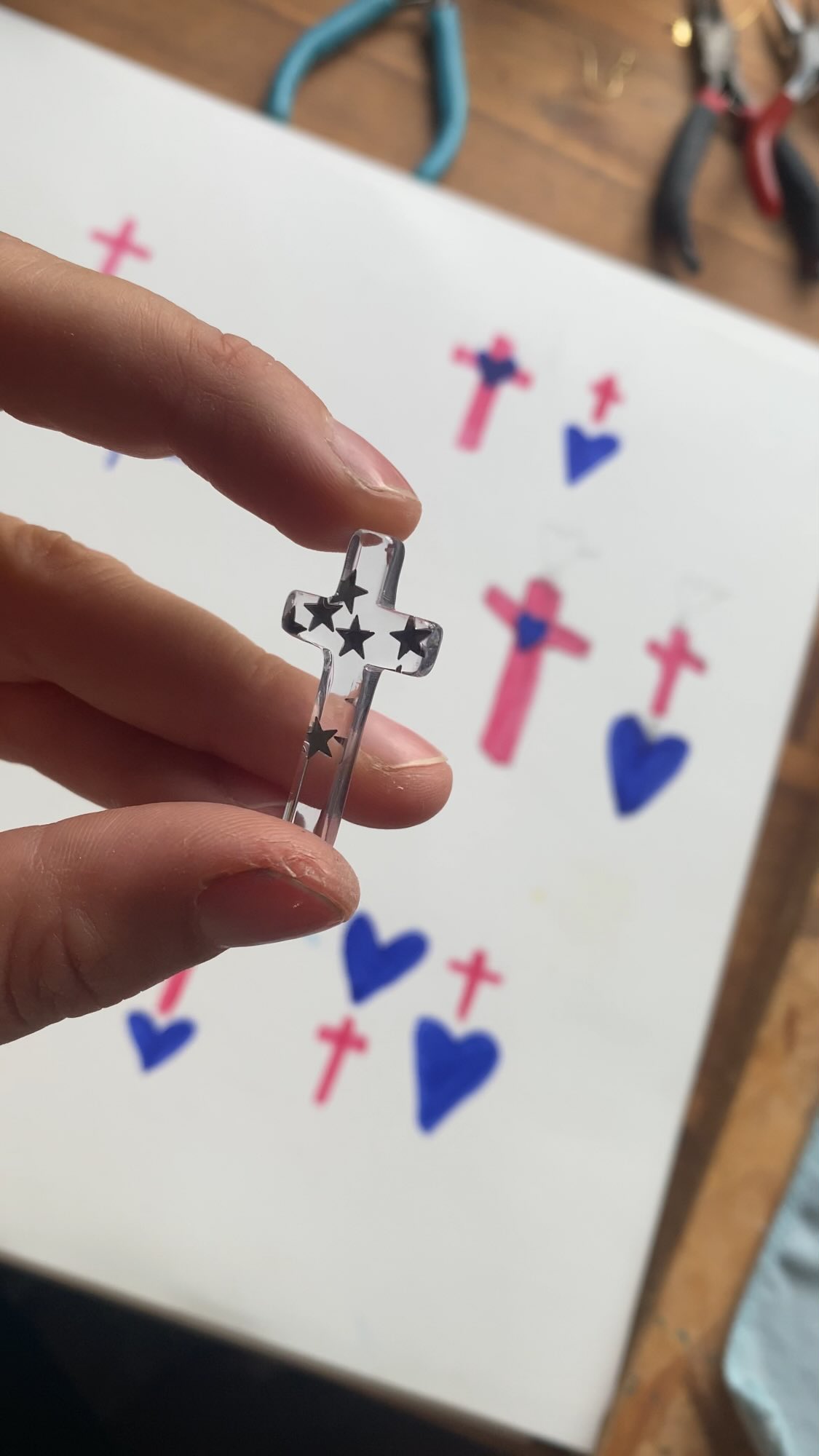 Aujourd’hui je fabrique une paire de boucles d’oreilles que Priscilia s’est offerte pour elle.
Une création asymétrique, pétillante, pensée comme un petit rappel de ce qui la fait vibrer au quotidien.
Ça me touche tellement quand vous osez vous offrir des pièces qui racontent quelque chose de vous ❤️