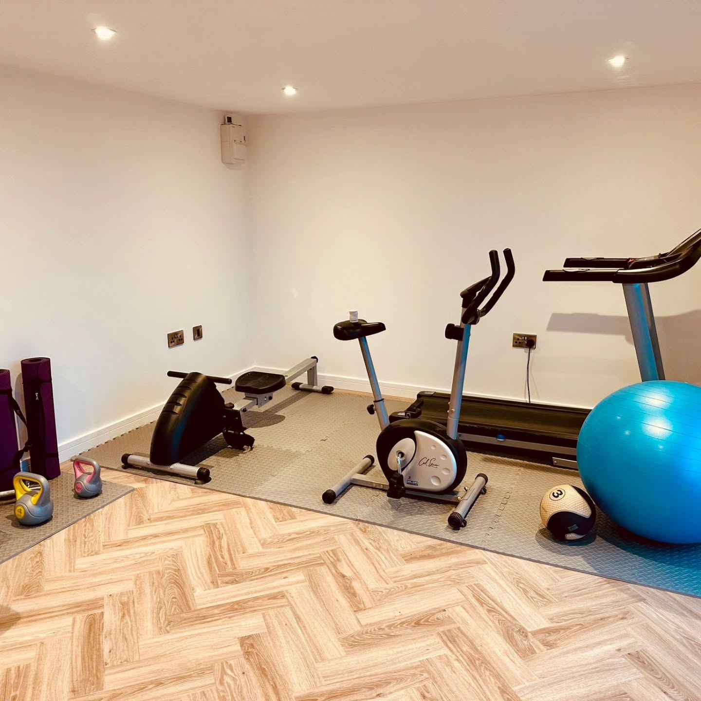 The @moduleo LVT flooring really sets this one off! 🔥 Thanks to @johndoeofdiss
This modern herringbone pattern adds a touch of luxury while standing up brilliantly to everyday life. Whether your garden room is a home office, gym, or chill-out retreat, this flooring brings texture, elegance, and a premium feel underfoot.
🌿 Built to last
🌿 Easy to clean
🌿 Stunning design impact
Swipe to see how this floor elevates the whole room
#Readgardenrooms #GardenRoom #GardenOffice #Moduleo #HerringboneFlooring #LVT #HomeInspo #InteriorsUK #OutdoorLiving #HomeUpgrade