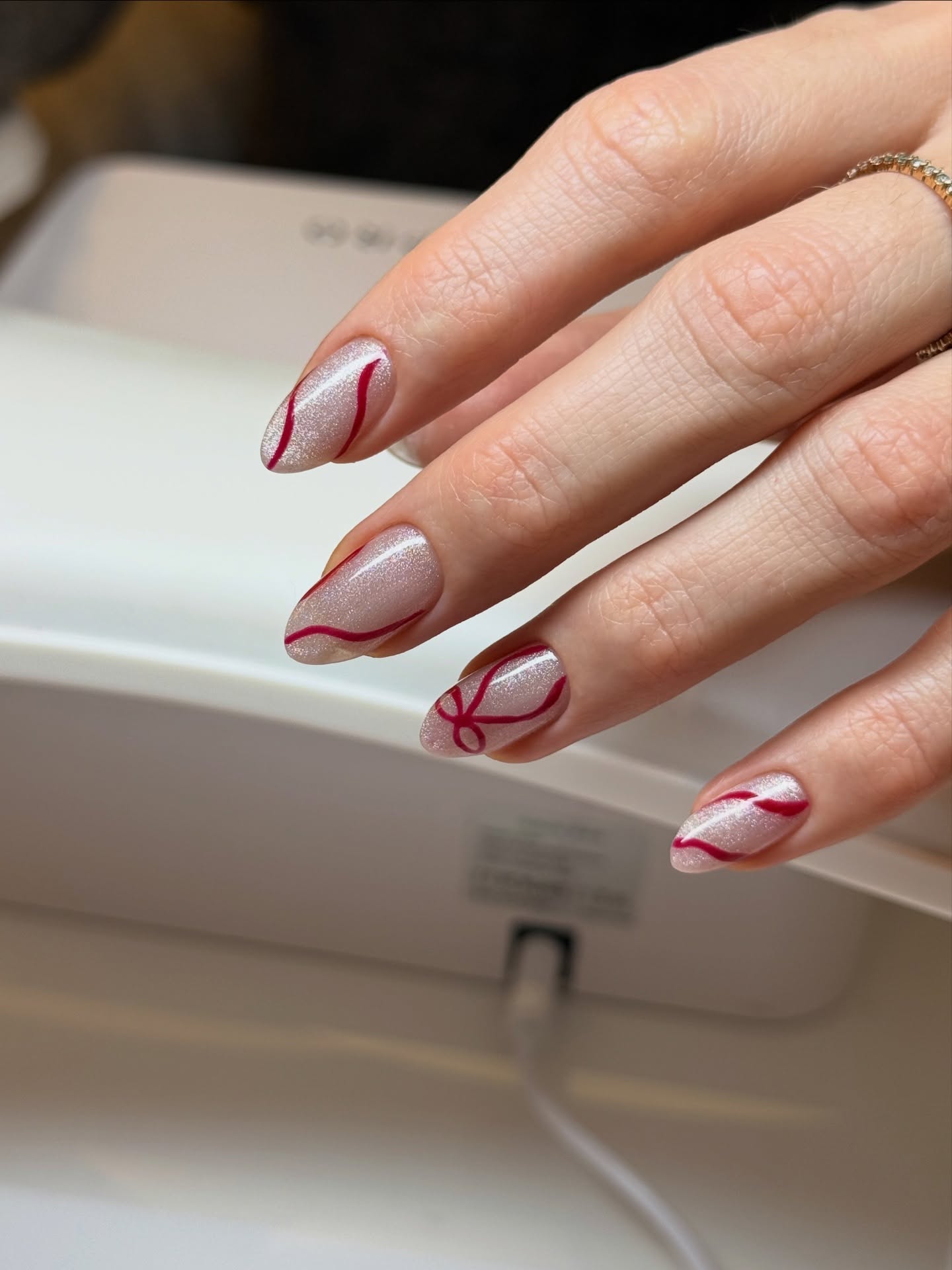 Une manucure festive, chic et délicate, parfaite pour briller pendant les fêtes de fin d’année ✨🎄❤️💅
#manucurerusse #маникюрпариж #парижманикюр #onglesparis #париж #рaris #парижногти #ногтипариж #manucurerusseparis #русскийманикюрпариж #vernissemipermanent #parisongles #parismanucure #manucure #manucureparis #vernissemipermanentparis #semipermanentparis #russianmanucure #onglesparfaits #hailybiebernails
#perfectnails #christmasnails