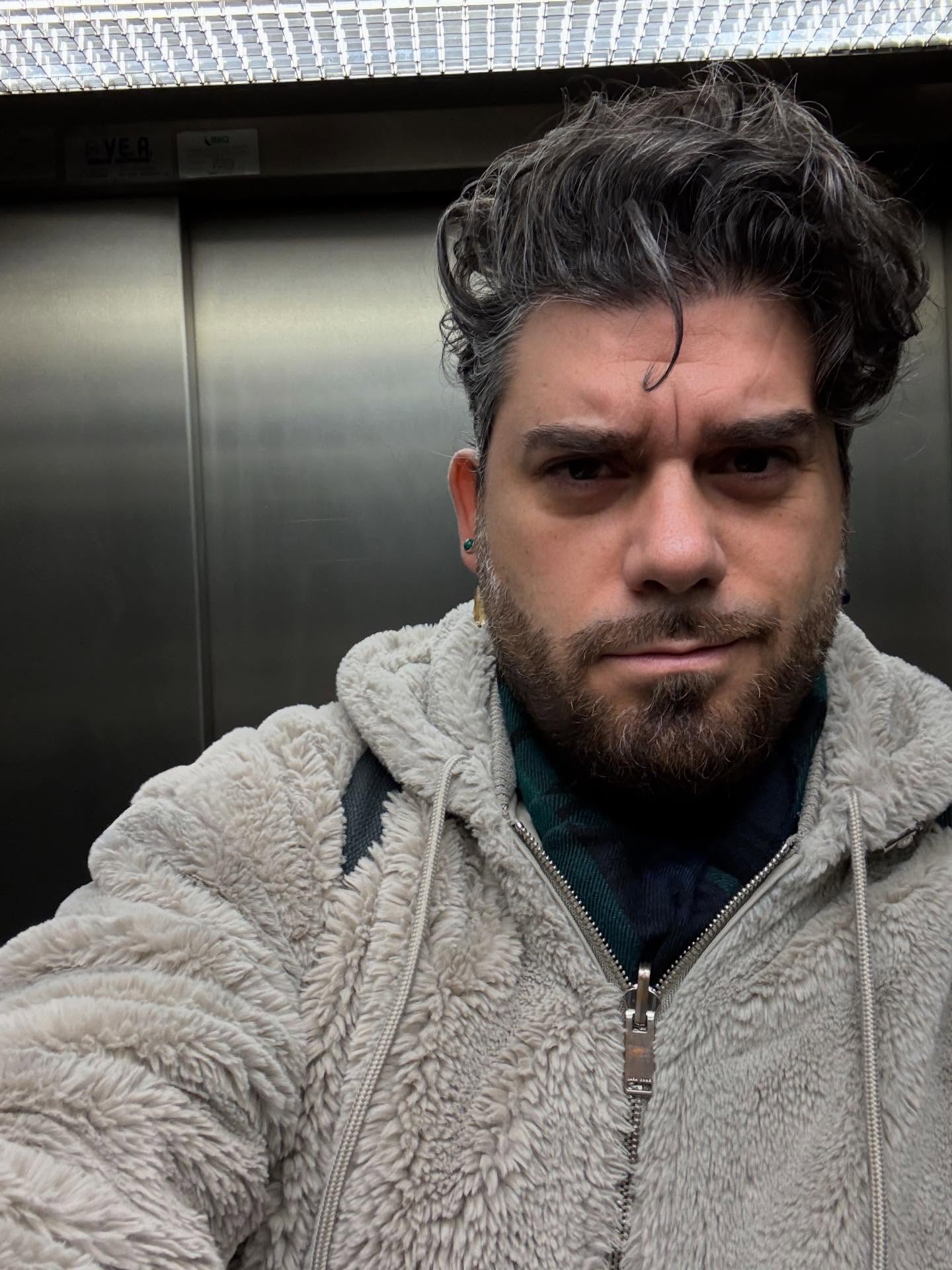 Preparazione, ansie, dubbi, training autogeno, tanta positività, qualche “hacker skill”… e una gioia immensa alla fine.
In questo percorso c’è passato di tutto, prima e durante la masterclass.
E il risultato?
Un gruppo straordinario di persone che ha deciso di scegliersi davvero.
Che si è aperto e che ha messo in gioco parti autentiche di sé.
Grazie di cuore a tutte le persone che hanno partecipato e che hanno SCELTO di esserci per loro stesse.
Sono profondamente grato del livello di presenza, vulnerabilità e coraggio che ognuno di voi ha portato.
Non vedo l’ora di incontrarvi nelle vostre sessioni individuali e continuare questo viaggio insieme. 💛
#coaching #crescitaspersonale #lifecoachitalia #consapevolezza #coachitalia