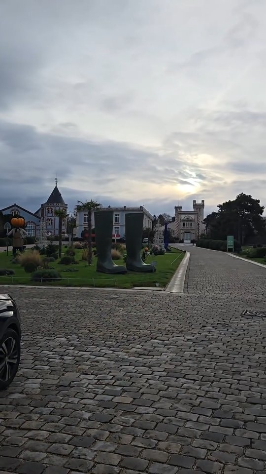 A Champagne house? A castle? A giant modern art exhibition? Answer: YES. We broke the mold and put them all under one incredible roof. Why settle for one experience when you can have three? Explore history, taste luxury, and discover world-class art, all in one visit.
#toursinchampagne
#tourwithlocals
#besttours #winetours #champagne #champagneexperience
#champagnelover #champagnelovers
#champagneaddict #champagne
#private #privatexperience #honeymoon #champagnesecret #champagnemoments #champagneprivateexperience #luxurychampagne #finechampagne #champagneguide #champagnelife #champagnetasting #winelover #winelovers #winetasting #wineblogger #winedestination #winetravel #winetraveler
#thechampagnewineclub #champagneluxurytrip