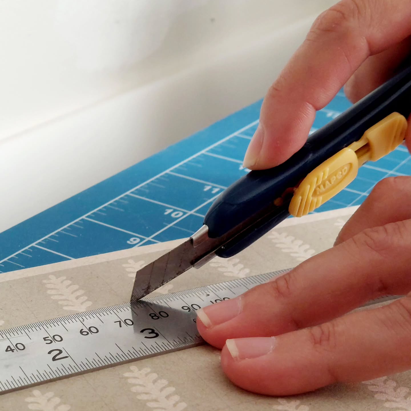 Cada detalhe passa pelas minhas mãos antes de sair daqui.
No artesanal, nada é exatamente igual —
cada peça carrega a história e o cuidado de quem faz.
Aromas, cores e formatos podem variar de lote para lote.
Sempre aparece um “tortinho” nas barras ou nos rótulos…
e tenho aprendido a não dar tanta importância.
Aliás, já acho até charmoso.
A foto acima mostra algo que gosto muito de fazer:
preparar embalagens, sempre que possível,
para que receber um produto daqui traga a sensação de se receber um presente —
mesmo não sendo.
Esse cuidado simples é o que dá sentido ao meu trabalho.
#artesanal #presentedenatal #saboarianatural #saboariaartesanal #perfumariabotanica #perfumenatural #sabonetenatural #artesã #manualidades #manual