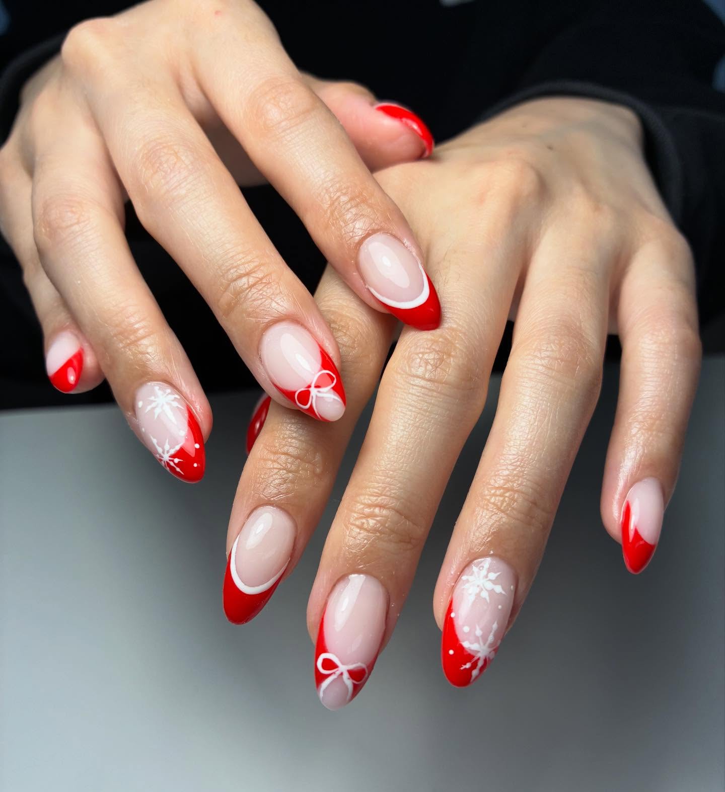 Red Xmas design ❄️
.
.
.
#melbournenails #nailsmelbourne #xmasnails #christmasnails #christmas #nailart