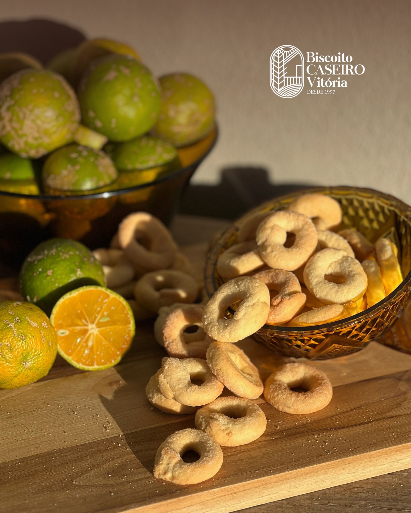 Fim de semana combina com pausa, aconchego e sabor de verdade! 💚🥯
Nossas #RosquinhasDeLimão são o toque caseiro que faltava pro seu cafezinho. Leves, perfumadas e irresistíveis… do jeitinho que a gente ama!
#RosquinhaDeLimão #FeitoComAmor #BiscoitoCaseiroVitória #CaféDaTarde #ArtesanaisEAutênticos