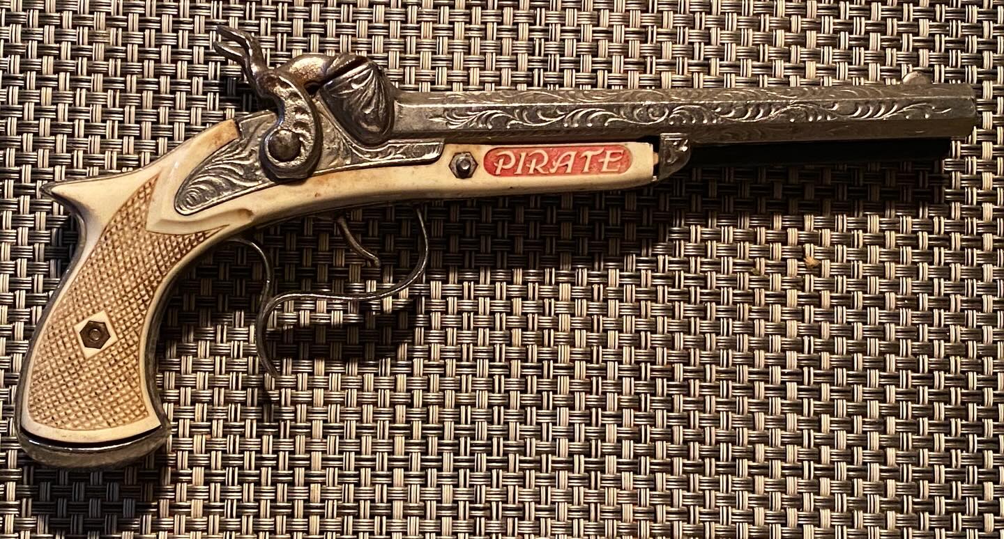 Got a little pirates 🏴☠️ booty as an early Christmas present, including a double barrel pirate cap gun from the 40s or 50s and a record of sea music from the 1950s. Quite the treat!