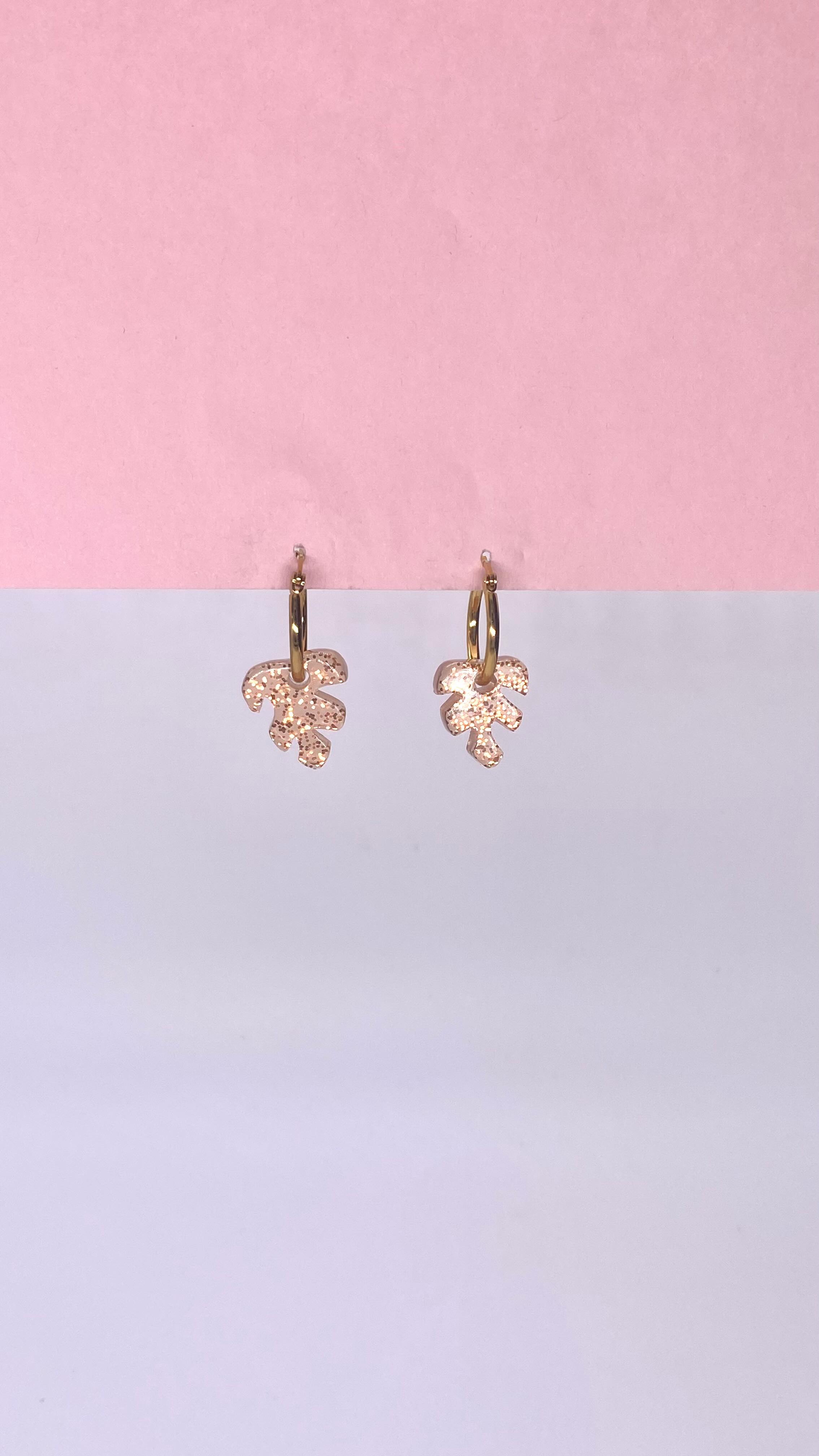 La collection de Noël est en ligne !!!
Vous en avez repéré une coup de cœur ?
Toutes les paires sont uniques et je les ai fabriquées à partir de chutes de lunettes recyclées ! Un cadeau artisanal et éco-responsable ❤️🎁