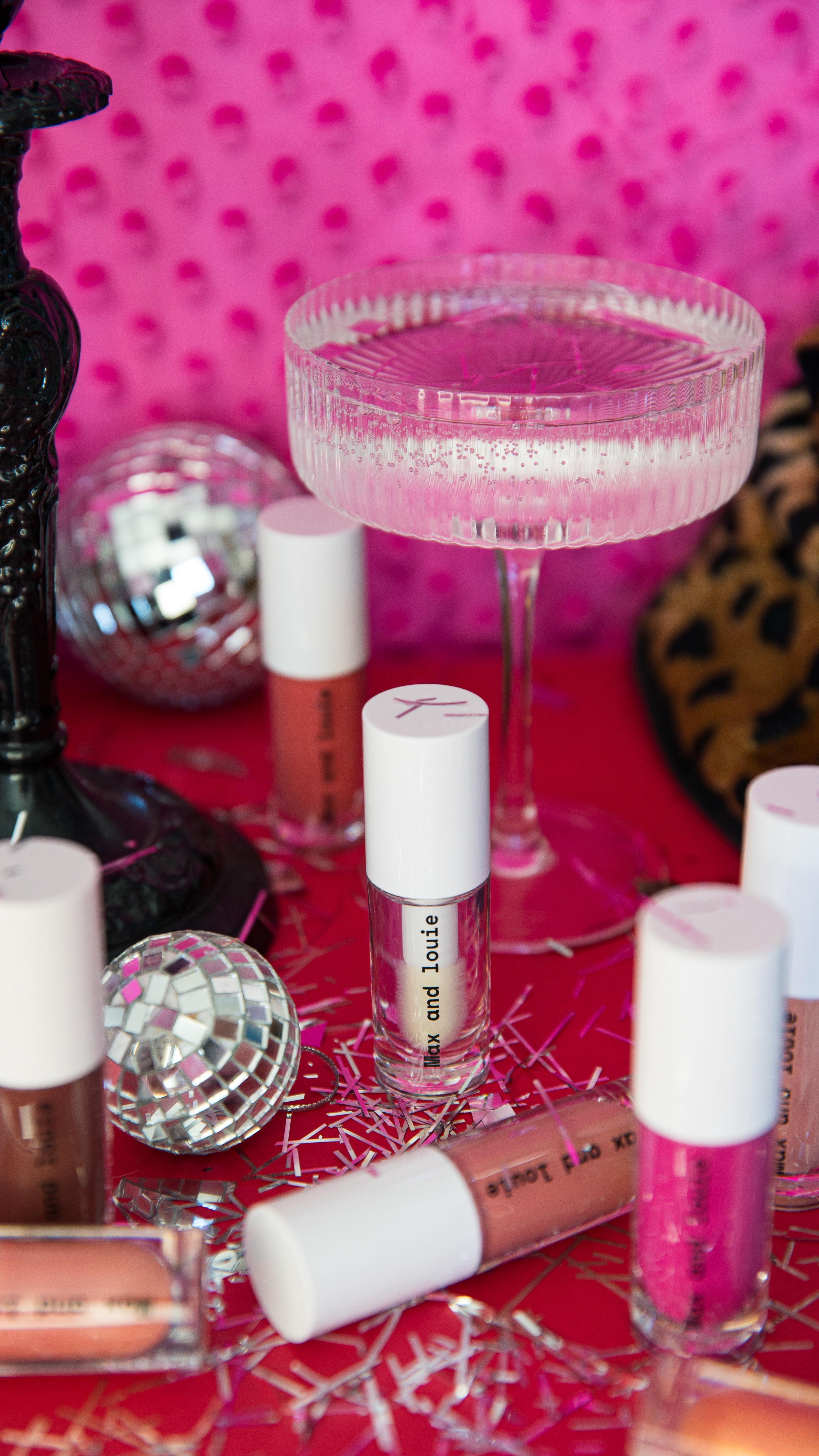 DAY FOUR ✨
Glossy Lips ~ buy one, get one FREE 💄
A high-shine, non-sticky gloss that hydrates while it shines.
Second-to-last slay… don’t wait 💋🎄
Add in the notes which girly you want FREE!!
#5DaysOfSlay #fivedaysofslay #DayFour #GlossyLips #MaxAndLouie #GlossyLips #StockingFillers #NZBeauty