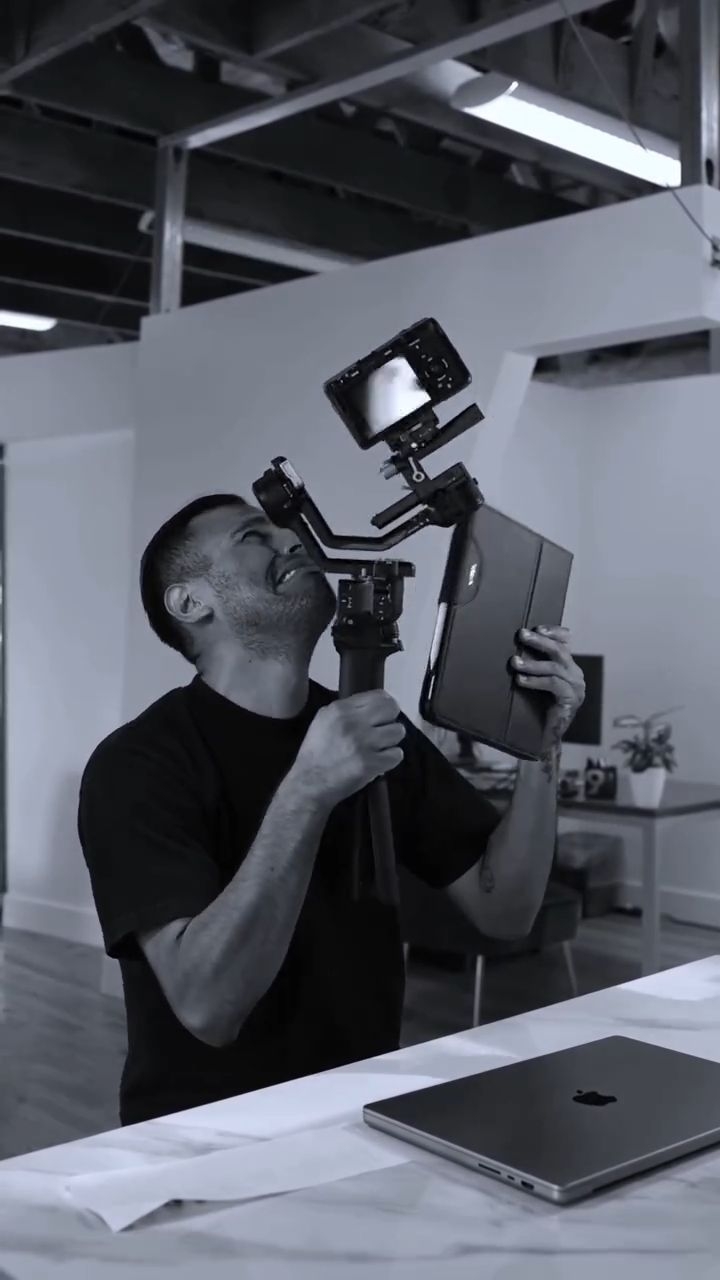 It was this 👌🏽 close Manny! 😅
#videographerproblems #socialmediamanagement #contentcreationagency #ocmarketingagency #chidomarketing