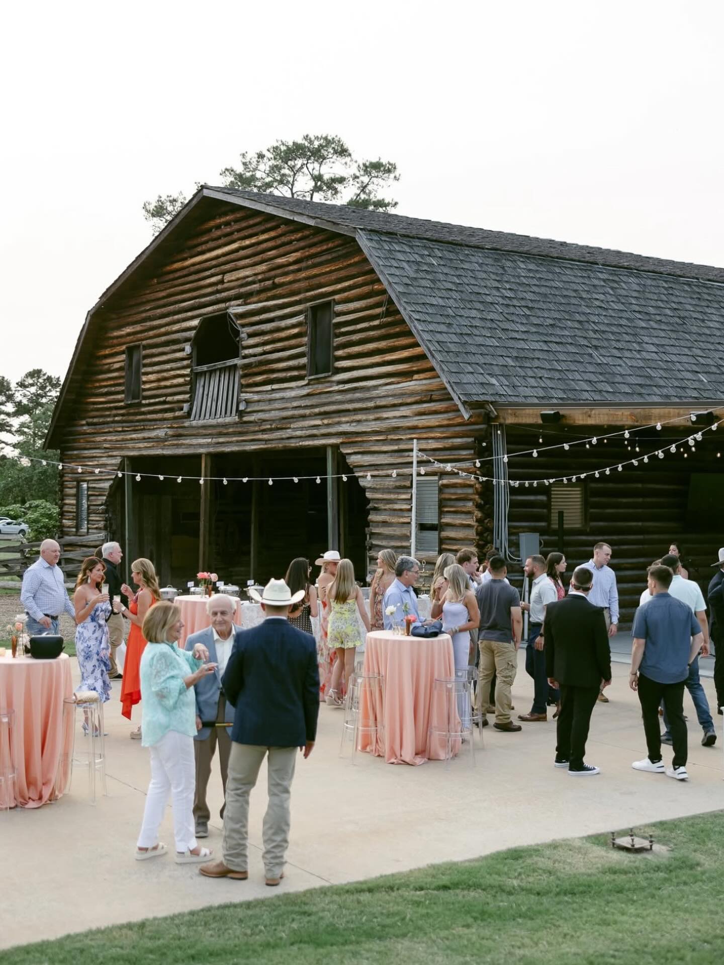 A little light goes a long way!
VENDORS:
Planning + Design: @gretchenlarkanevents
Production Design: @cae_lr
Floral Design: @tanarahluxefloral
Photography: @raeganbuckleyphoto
Videography: @blueshadowfilms
Rentals: @eventology_us