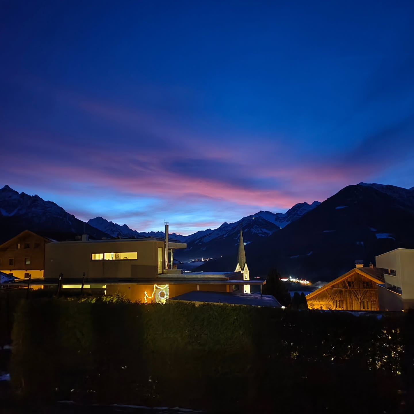 "It is almost impossible to watch a sunset and not dream," Bernard Williams
.
#mywinterinInnsbruck #Innsbruck