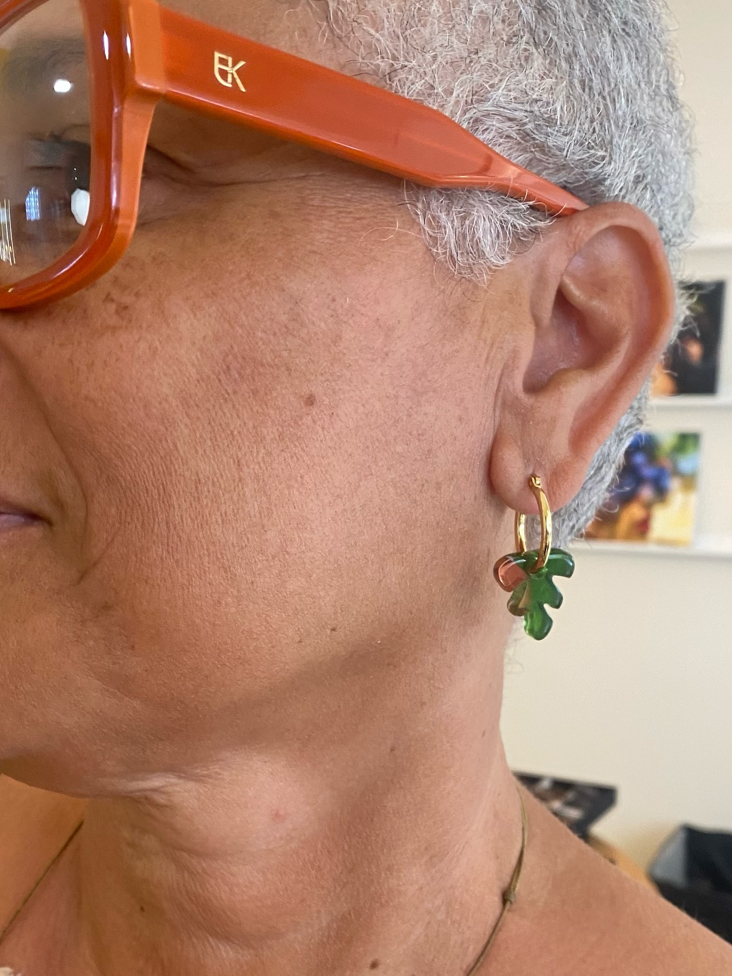 Vous trouvez pas qu’elles vont trop bien avec la paire de lunettes ?