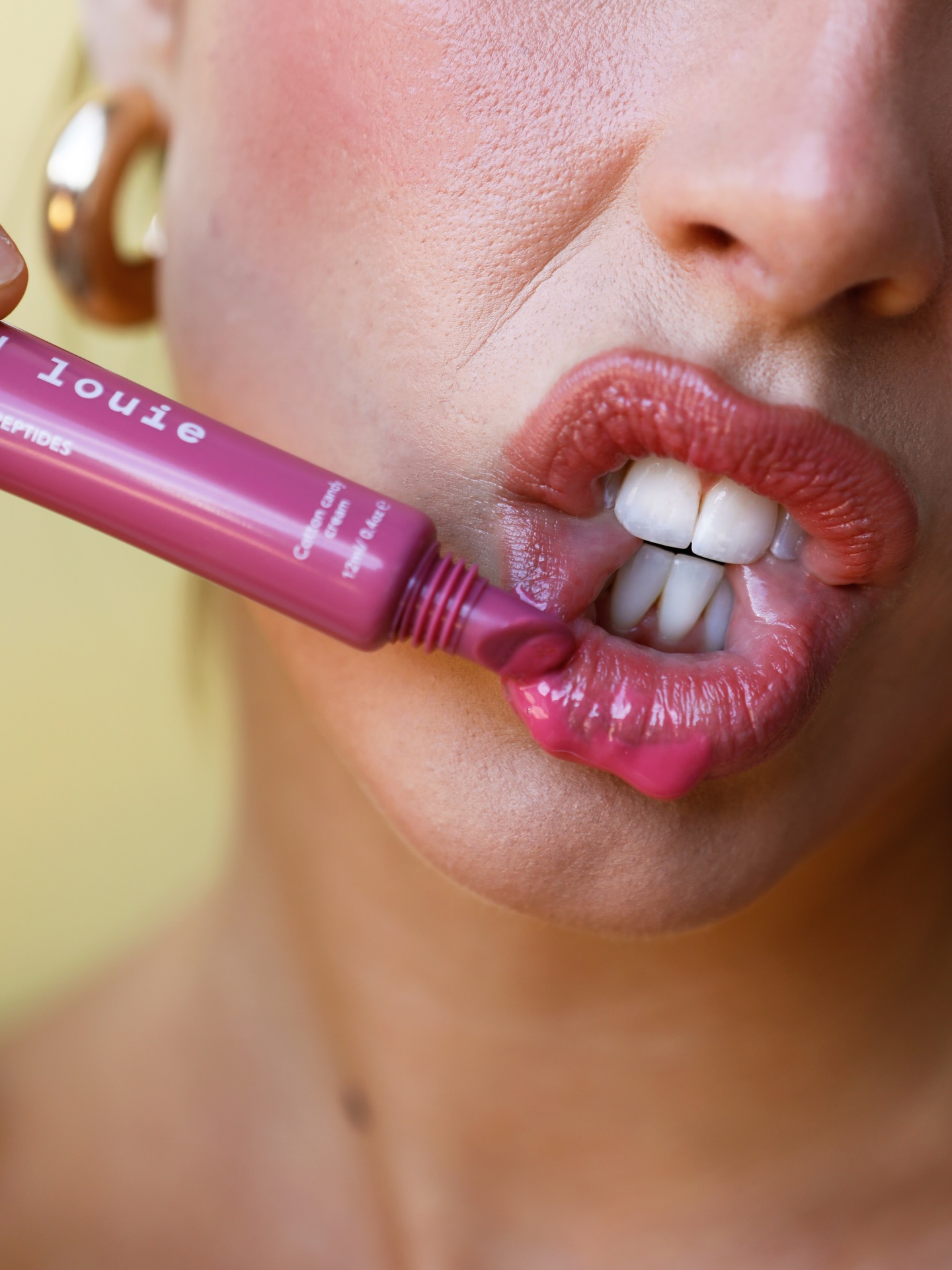 Cotton candy cream nearly sold out !!🍭🍭🍭
Lip whips have became our hottest seller next to the hydra shield this summer so far .
Peptides treatment and SPF 25 , throw these in your bags and you are good to go girlies .
📸📸 @bridieholiday @parttimemodels_