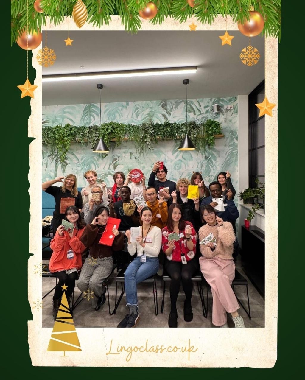 How to say “Merry Christmas” in Cantonese 🎄
🐼 Mandarin
圣诞快乐(shèng dàn kuài lè)
🇭🇰 Cantonese
聖誕快樂(sing3 daan3 faai3 lok6)
Save this post to practice both.
#mandarin #cantonese #learnchinese #chineselanguage #christmaschinese #languagelearning