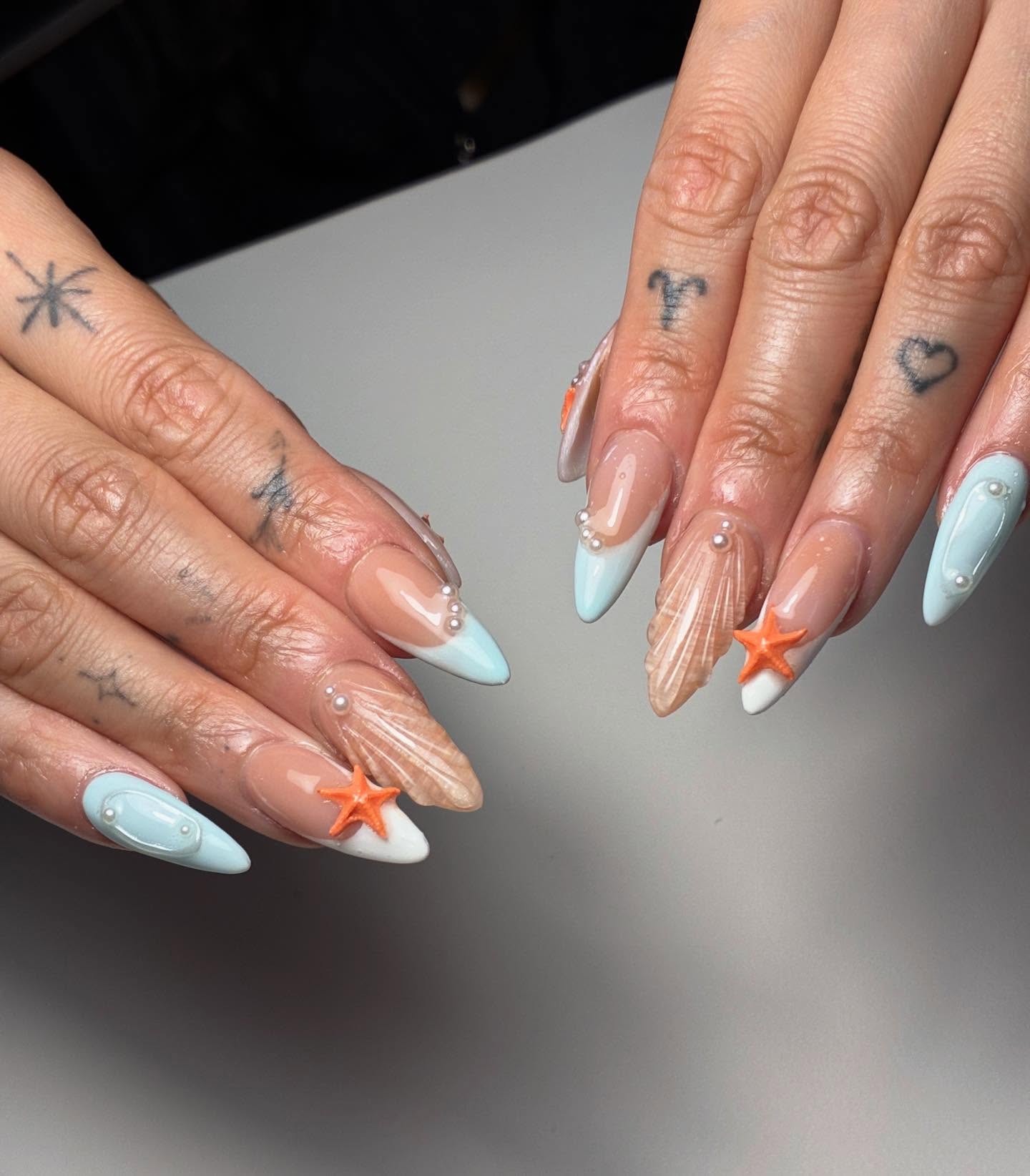 Beachy nails, sunny feels 🐚
.
.
#beachnails #melbournenails #nailsmelbourne #nailart