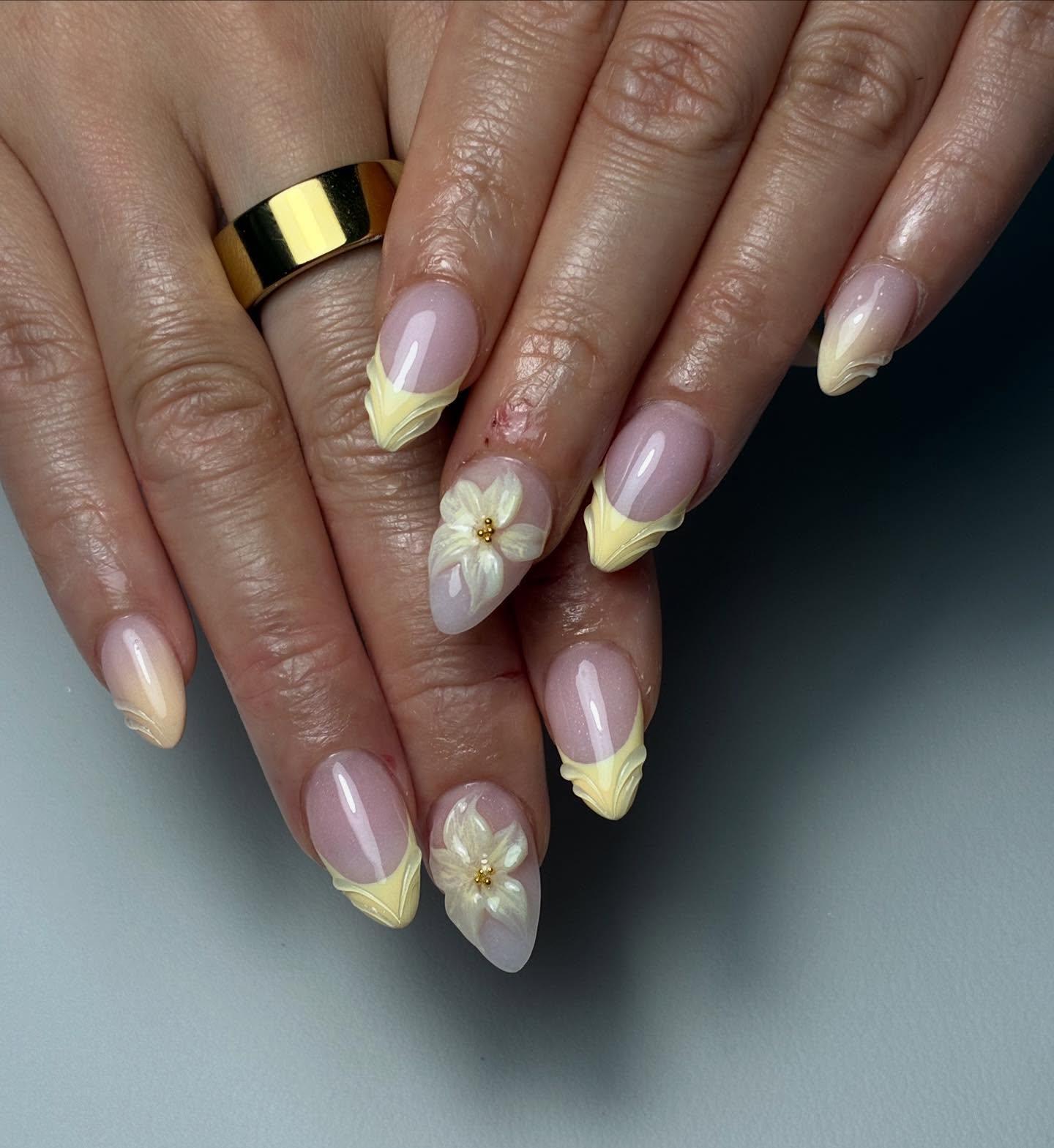 🌼🌼
.
.
#yellownails #yellowflowers #melbournenails #acrylicnails #nailsmelbourne