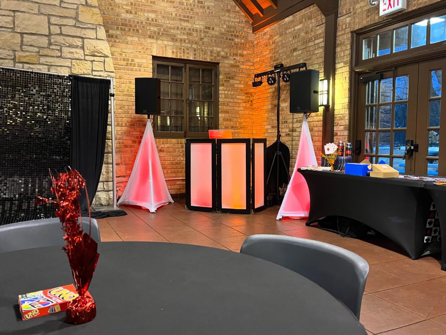 This recent gig took me out west to a preserve and I was greeted by several deer in the snow (see last shot). For this surprise birthday celebration they wanted to gamble so the entire next room became a casino lounge ๐๐
Thanks to @ampeventprofessionals for this opportunity