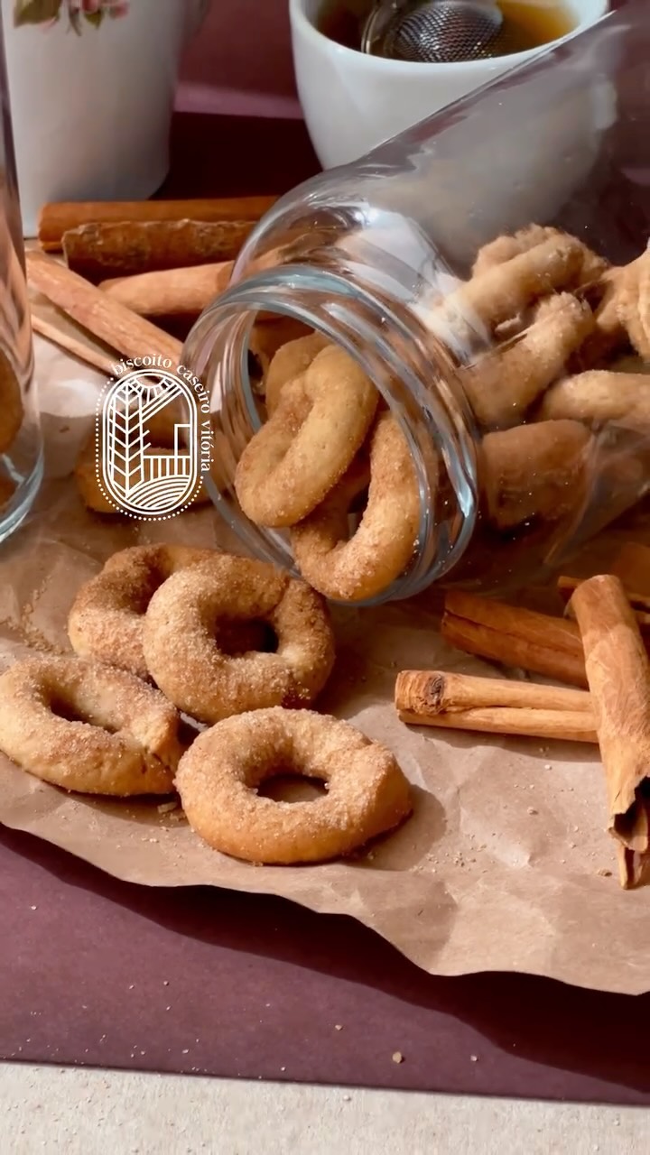 Sabores para encantar neste Natal.. Nossas #RosquinhasDeCanela são aromáticas e irresistíveis e acompanham desde aquele cafezinho até a sobremesa da ceia. Quem também ama?
#BiscoitoCaseiroVitória #ArtesanaisEAutênticos #Desde1997