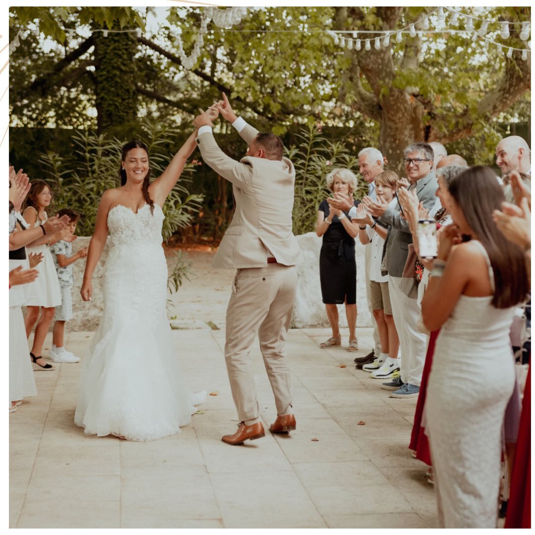 Ici, le temps ralentit.
Les pierres racontent des histoires, les regards se croisent, les promesses se murmurent… 💍
Le Château de Nans devient le décor de votre plus beau “oui”, au cœur de la Provence. 🌿
Un lieu où chaque détail sublime votre journée et grave vos souvenirs pour toujours.
Informations & devis :
📩 DM ou 04 42 18 00 00
Demande de réservation :
👉 https://www.receptioncotejardin.fr/contact
Explorez le lieu :
👉 www.chateaudenans.com
📸 @cruz_prod13
#chateaudenans #lieudemariage #mariageprovence #weddinginspiration #destinationwedding