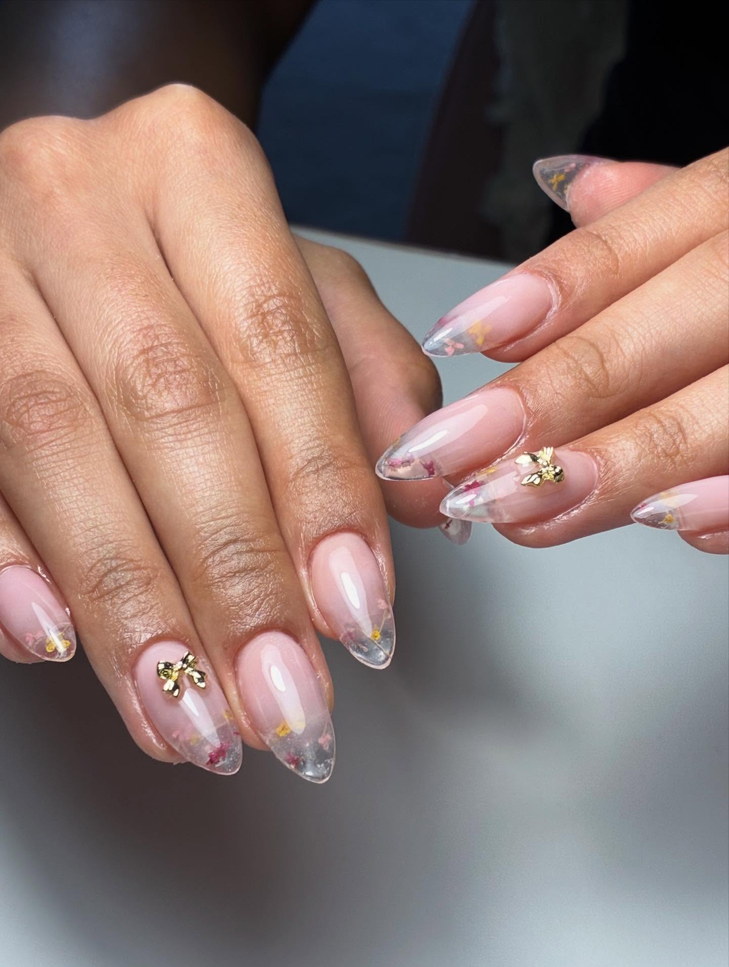 Nature-inspired nails 🌿
.
.
.
#flowernails #driedflowers #acrylicnails #melbournenails #nailsmelbourne