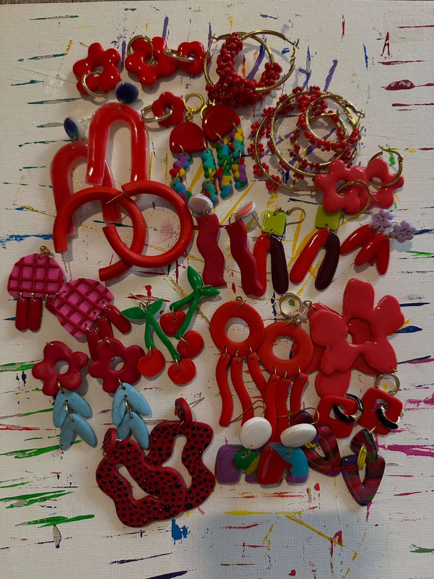 💜Valentine💜
En Puerto Rico aún es Navidad, pero aquí algunas piezas perfectas para el rojo ❤️ que inspira febrero.
#brujacosmica #polymerclayresinearrings #puertoriqueña