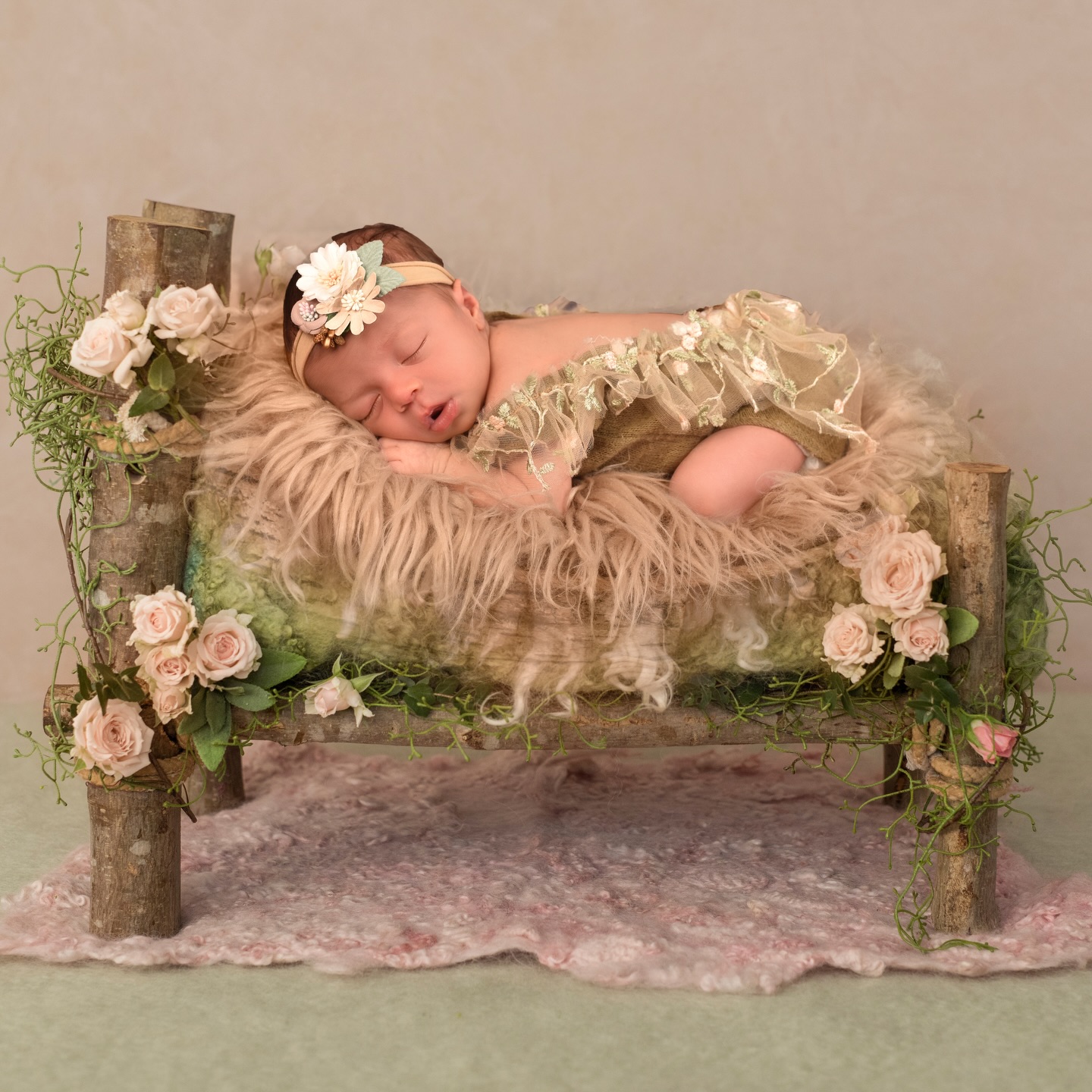 Tiny fingers, gentle dreams, and a heart full of love ๐
#newborngirl #newbornphotography #babygirl #tinylove #sweetnewborn
newbornmagic littlemiracle babyphotographer newbornsession
newbornportraits babylove motherhoodmoments