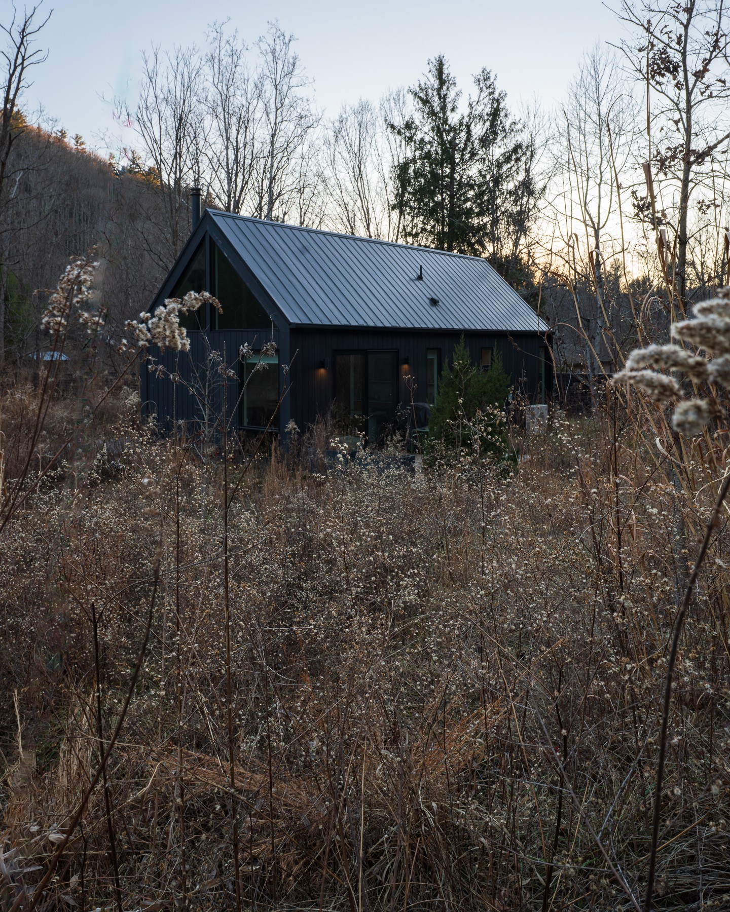 Seeking a quiet escape?
Restore your sense of ease with a few days at Firelight. ✨
📸: @momento.mori.photography
__
#ModernCabins #BlueRidgeMountainGetaway #WesternNorthCarolina #VisitAsheville