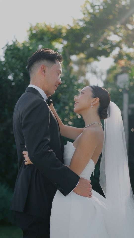 Ravello sets the mood.
Villa Eva frames the story.
A luxury destination wedding defined by refined details, effortless elegance and cinematic beauty✨🤍
.
Wedding planner: @wedplace.it
Video @gioderosavideographer
Photographer: @tiamo.photography
Venue: @villaevaravello
Flowers @staraceflorist
Beauty @alessandromancinostudios
Dress @leahdagloria @kinsleycouturebridal @saulee e @khanums
Shoes @jimmychoo o @aminamuaddi
See more works⬇️
https://www.gioderosavideographer.com/
.
.
#weddingfilm #wedding #weddingvideo #amalficoastwedding2025 #amalficoastwedding2025 #wedding2025 #weddingbride2026 #wedding2026 #weddingvideo2026