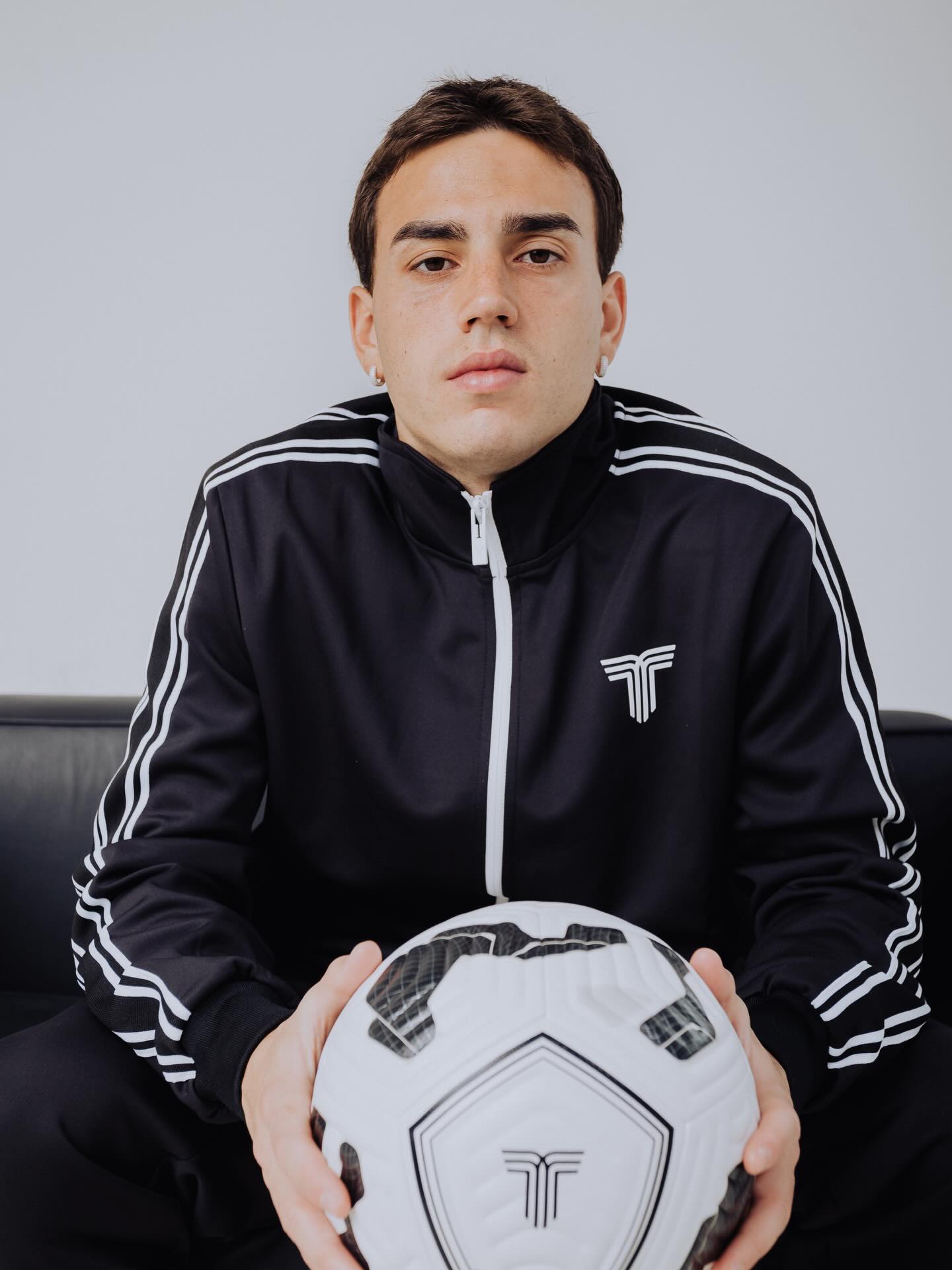 😏 𝐕𝐨𝐥𝐯𝐢𝐨́ 𝐞́𝐥
El Cᴏɴᴊᴜɴᴛᴏ Sᴘᴏʀᴛ ya está disponible en nuestra web y en todos los locales.
#Tiffosi🤝