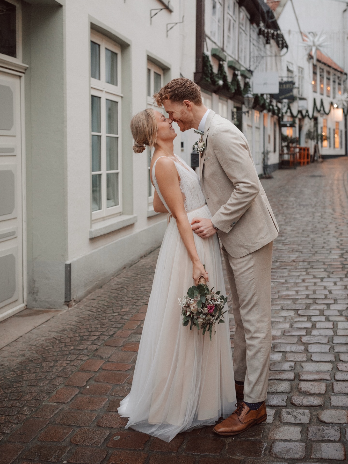 HELLO 2026 ✨
Ich hoffe, ihr hattet schöne Weihnachten und einen tollen Start in das neue Jahr 🥰 Ich habe mir einige Tage frei genommen und freue mich nun umso mehr darauf, dass in einigen Monaten die Hochzeitssaison wieder startet 😍
Mit diesem wundervollen Paar durfte ich übrigens die im Dezember die letzte Hochzeitssaison beenden. Es war so ein wunderschöner Tag - das Paar-Shooting haben wir in der schönen Bergstraße umgesetzt, bevor es weiter zum Standesamt ging für die Trauung. 🥰
#hochzeitsfotos #hochzeitsfotografie #hochzeitsfotografin #oldenburg
HOCHZEITSFOTOGRAFIN OLDENBURG | HOCHZEITSFOTOS | HEIRATEN IN OLDENBURG