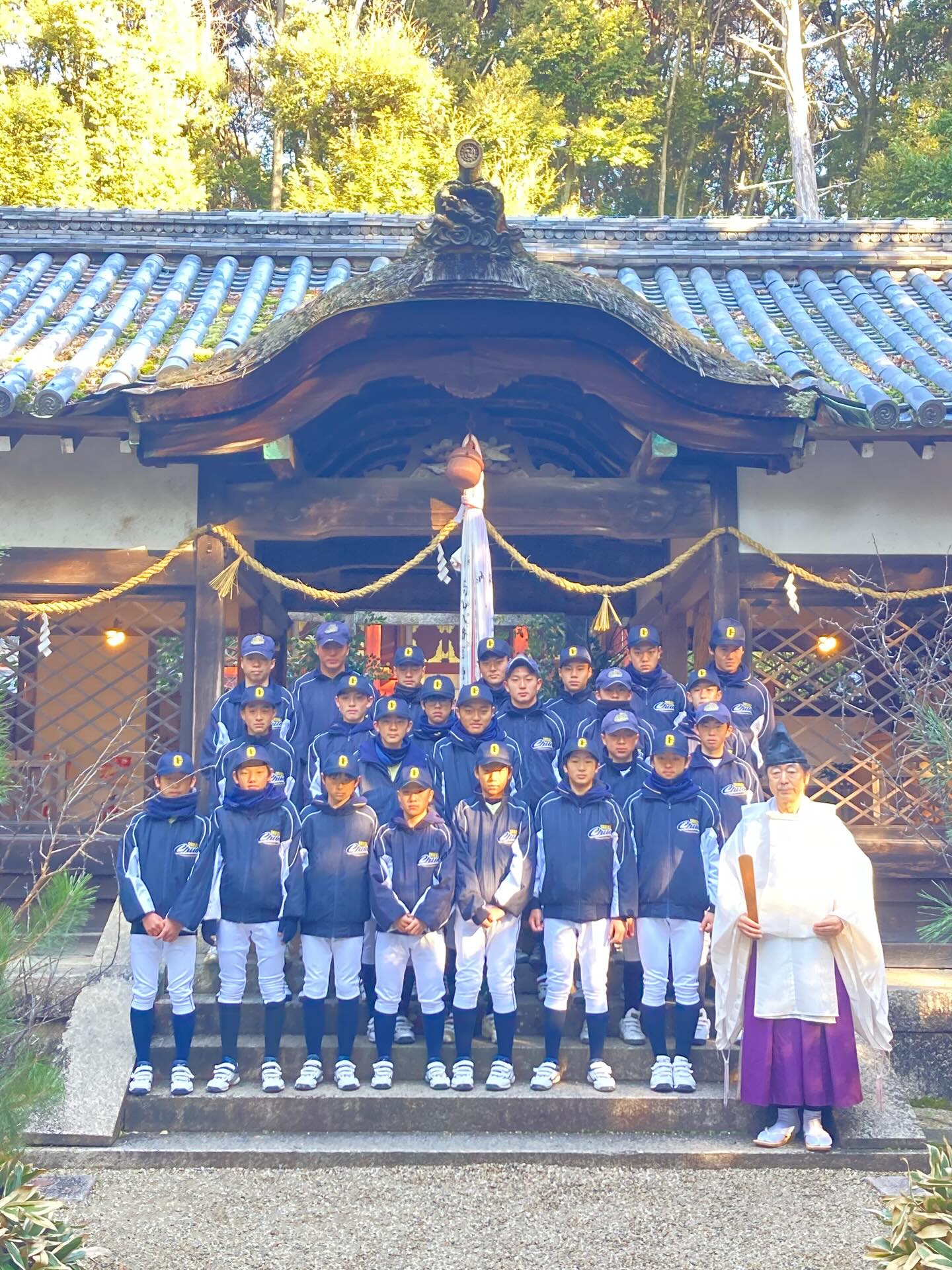 2026 /1/4(日)
明けましておめでとうございます🌅
生駒中央ボーイズ、2026年スタートしました。
高山八幡宮に参拝、必勝祈願を行いました。
今年1年の健康とチームの勝利を祈願しました。
午年、駆け抜ける馬のように活気ある年にし、勝利を掴み取っていきたいと思います🐴
今年も1年よろしくお願いします。