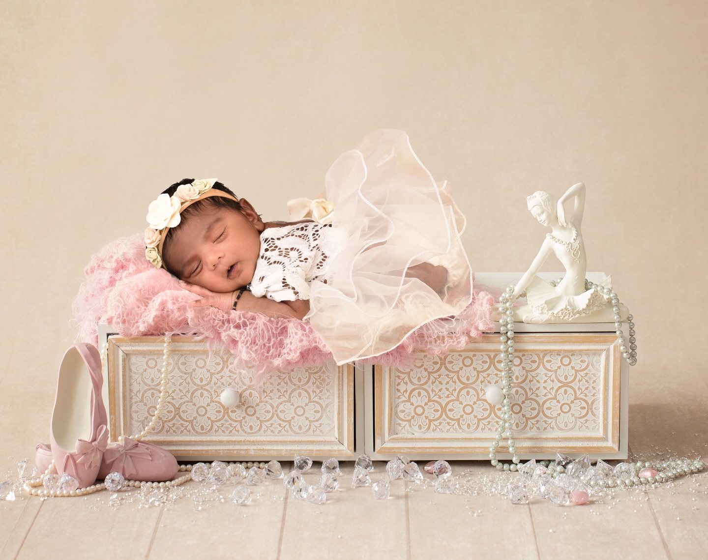 A baby girl surrounded by soft pearls, capturing timeless elegance and delicate newborn beauty ๐คโจ This classic newborn photography setup highlights grace, innocence, and luxury in every detail.
#BabyGirlPhotography #NewbornGirl #PearlNewborn #NewbornPhotography #LuxuryNewborn TimelessNewborn ElegantNewborn BabyGirlPortrait StudioNewborn
TorontoNewbornPhotographer GTA_NewbornPhotographer OntarioNewborn DurhamRegionPhotographer WhitbyPhotographer OshawaPhotographer BowmanvillePhotographer AjaxPhotographer PickeringPhotographer