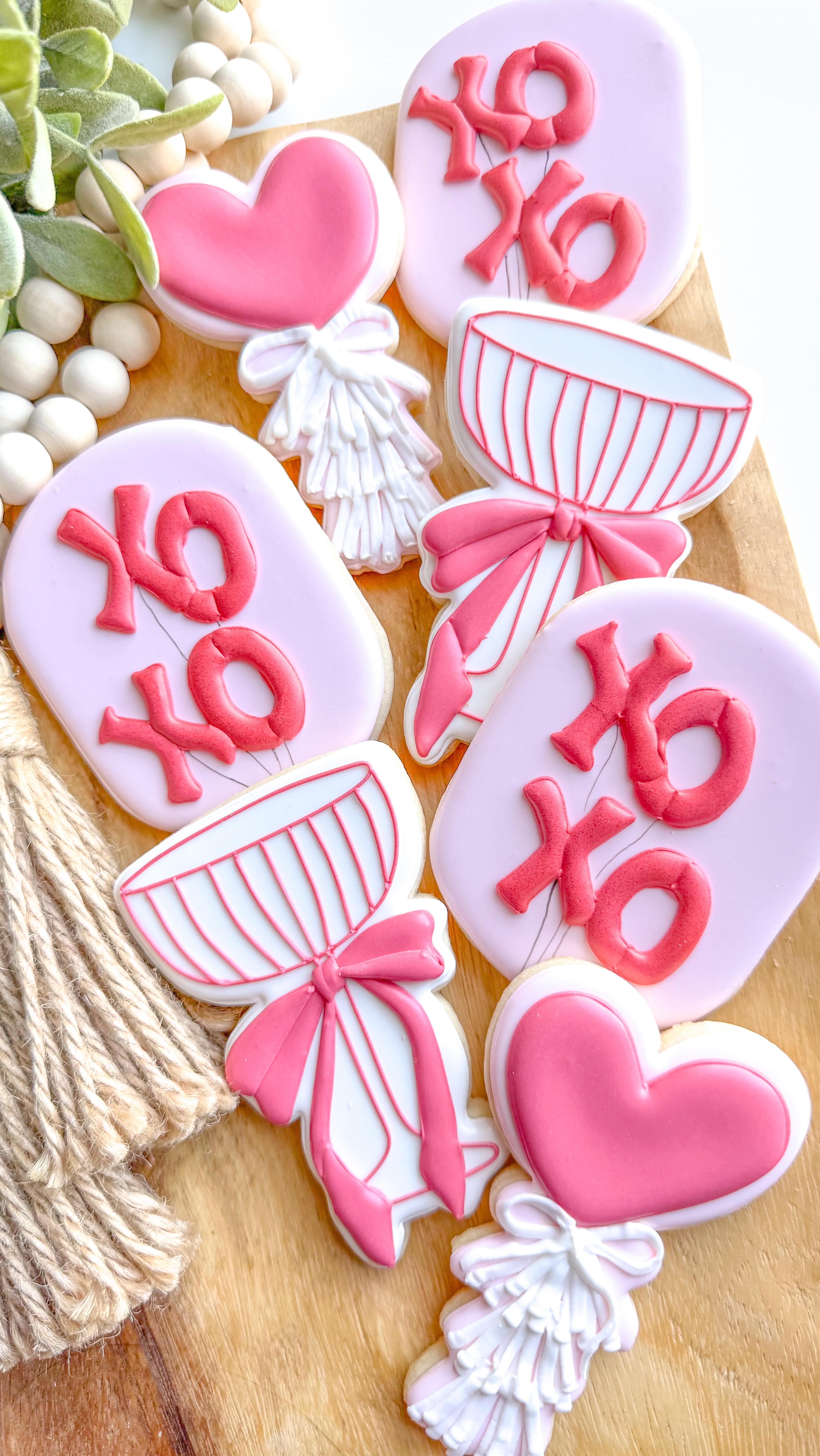 S T R E A M E R S • some fringy royal icing streamers streamers is just what this sugar cookie needs!! Custom royal icing sugar cookies make a perfect (and delicious) gift this Valentine’s season!!
••
Interested in Ruby Lou Company custom sugar cookies for your next event- please submit your request at www.rubyloucompany.com