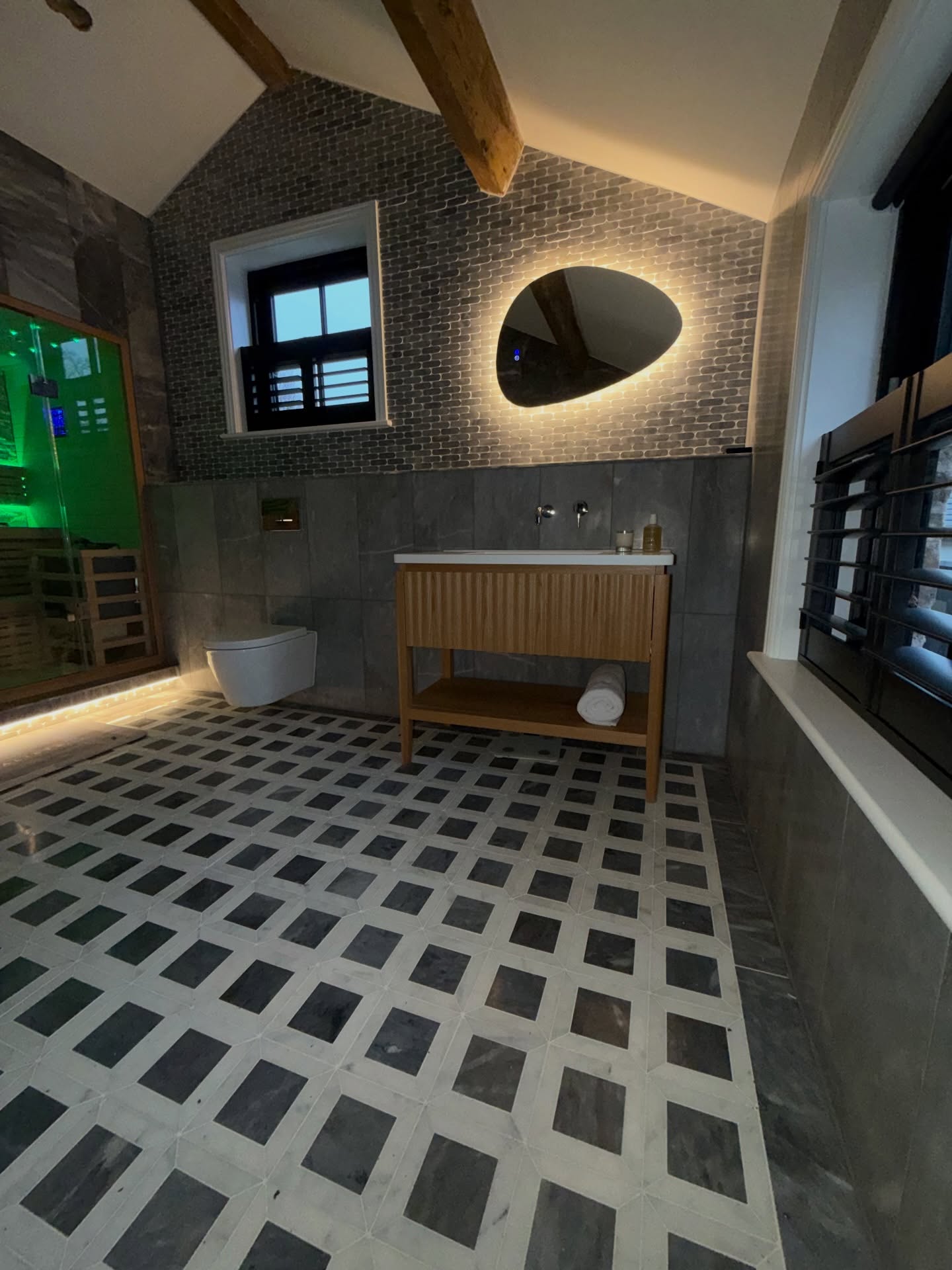 Black cafe style shutters fitted for @thetaleofelmsvale in the amazing Coach House 🤌🏻
Full content coming soon 🔜