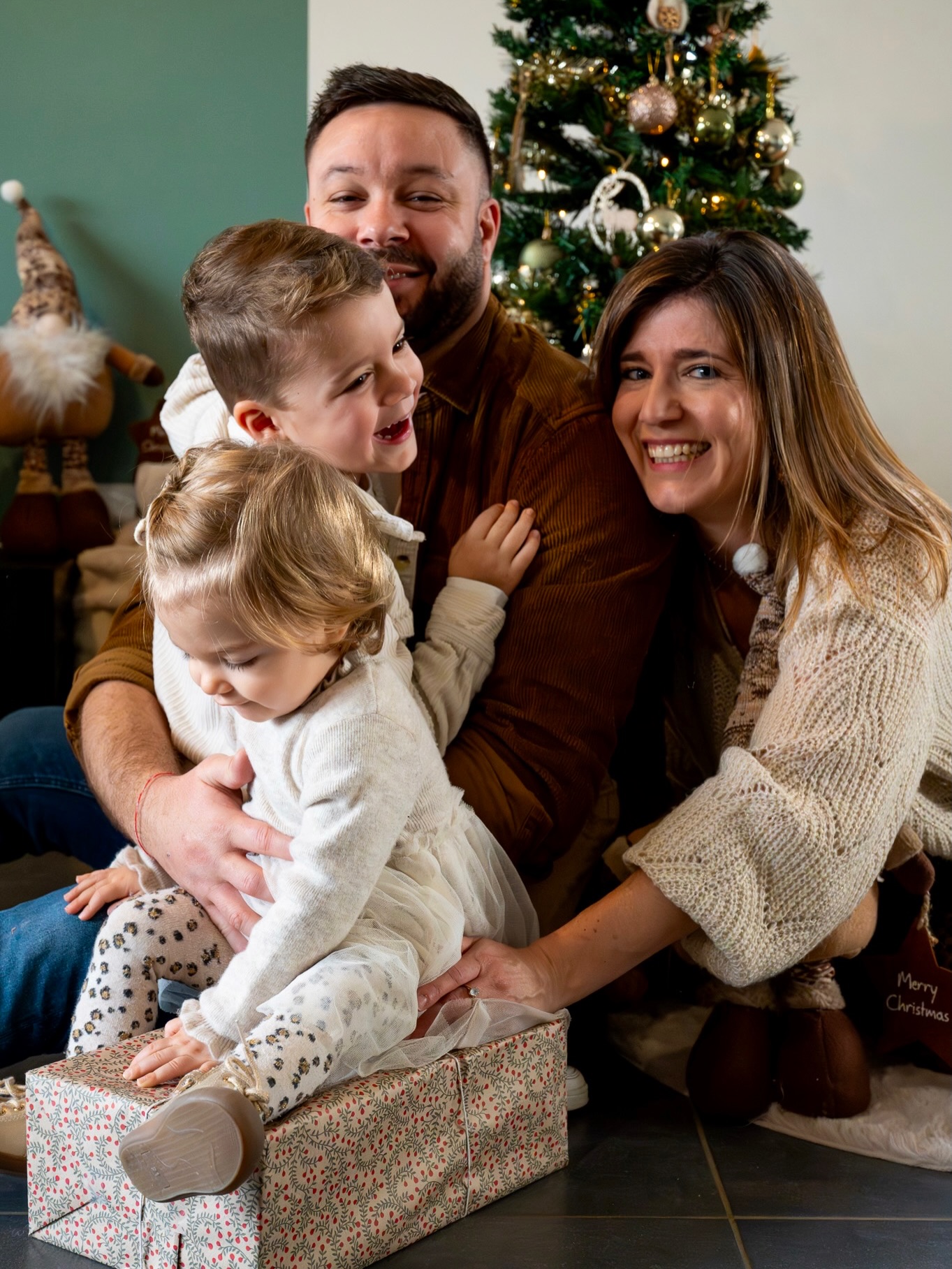 ✨ Un jour, ils ne tiendront plus sur tes genoux.
Leurs rires changeront.
Leurs petites mains aussi.
Mais aujourd’hui, c’est encore là.
Ces photos de Noël, ce ne sont pas “juste” des images.
Ce sont des souvenirs pour la maman que tu seras demain.
Pour te rappeler comme ils étaient petits, de leurs câlins quand tu les prenais dans tes bras.
📸 Être sur les photos, c’est leur laisser une trace de leur enfance.
Des images vraies.
Pleines d’amour et de vie.
Si toi aussi tu veux une trace du temps qui passe trop vite, écris-moi 💌
.
.
.
#shootingfamilletoulouse
#shootingfamille
#familletoulouse
#shootingnoël