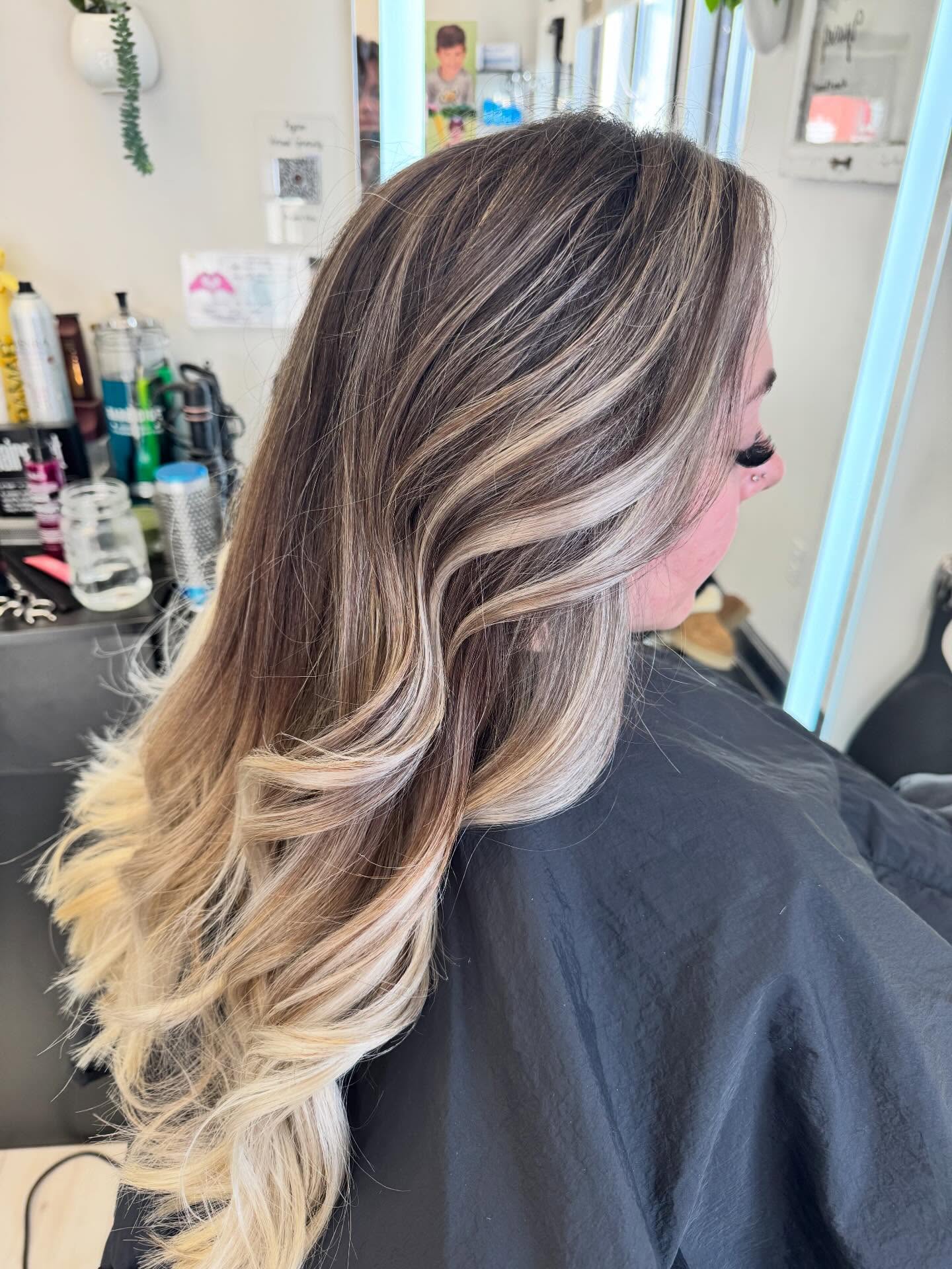 Check out this amazing color correction to create a seamless blend!!
•
Hair: @jj_hair_beauty
•
#mdhairstylist #colorcorrecting #colorcorrections #blending #blondespecialist #transformation #baltimore #baltimorestylist #redkenshadeseq #colorproofstylist #alteregoitalynorthamerica #shwartskopfprofesional #ʟɪɴᴋɪɴʙɪᴏ