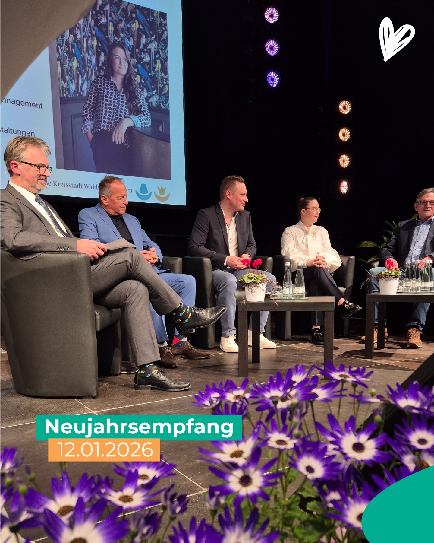 Rund 600 Gäste kamen am Montag in der Stadthalle Tiengen zusammen, um gemeinsam ins neue Jahr zu starten. Unter dem Motto WT schafft wurde deutlich, wie stark unsere Stadtgemeinschaft ist. Bürgerinnen und Bürger, Verwaltung, Gemeinderat und Unternehmen packen gemeinsam an und gestalten unsere Stadt aktiv mit.
Der Abend war geprägt von Gesprächen über aktuelle Herausforderungen, Chancen für die lokale Wirtschaft und Projekte, die unsere Stadt 2026 voranbringen, wie die Innenstadtentwicklung, Investitionen in Bildung und Betreuung sowie Digitalisierung und Verkehr.
Musikalisch wurde der Empfang von der Band Ha-Ri-Bo begleitet.
WT ist in Bewegung, nicht weil alles leicht ist, sondern weil wir es gemeinsam anpacken. Zusammen können wir viel bewegen und unsere Stadt zukunftsfähig gestalten.
#martingruner #waldshut #oberbürgermeister #neujahrsempfang #WTschafft