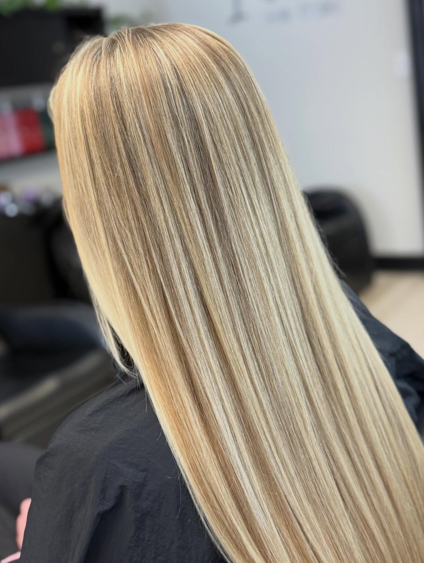 Seamless🪡😍
•
Hair: @poshhair.byrae
•
#mdhairstylist #mdsalon #baltimoremd #blondesofinstagram #blondeblending #shwartzkopfprofessional #shadeseqformulas #linkinbio #ʙᴏᴏᴋɴᴏᴡ #seamless