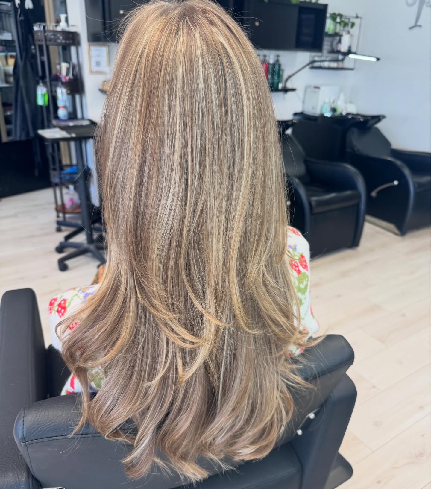 Lived-in dimension, brighter blonde, and a fresh shape that brings the whole look to life. Proof that the right color & cut makes all the difference 🤍
•
Hair: @jj_hair_beauty