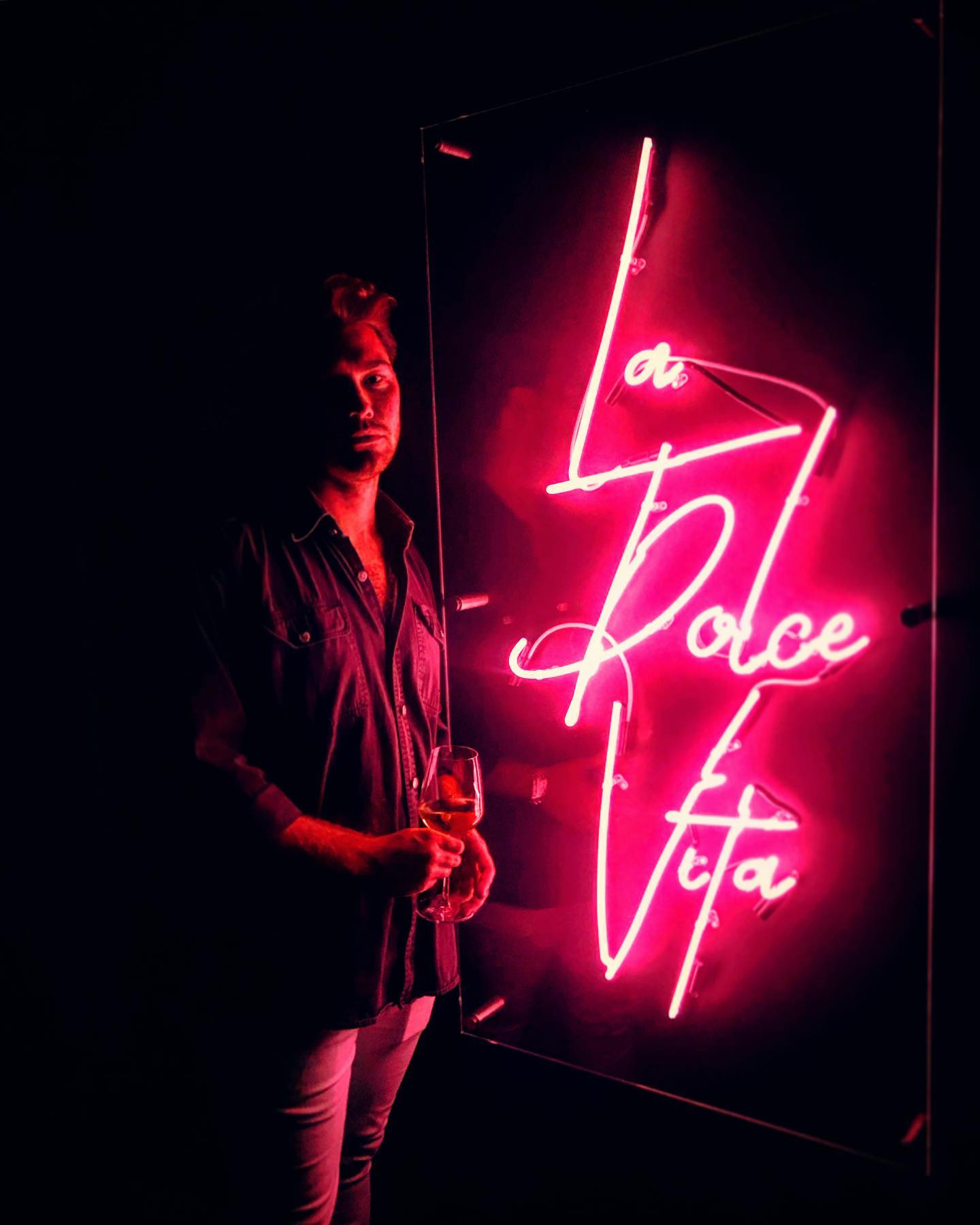 Upside inside aight, living La Dolce Vita. @laurajeanmarsh1 @bulgarihotels Thanks for having us last night for a tickling Tuesday. The assorted nuts and you are excellent. #london #makemineatuesday #standbyalightandcallitanight @regantibbenham 👋