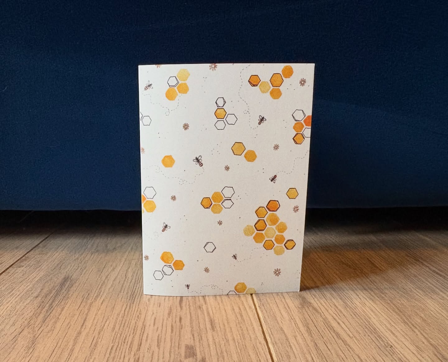 🐝🐝
Zomaar iemand een leuk kaartje sturen? ✉️
Of gewoon voor jezelf ter decoratie in je huis? 🏠
Hoe dan ook, dit is een hartstikke vrolijk kaartje om te geven of zelf te houden🍯
Bestel hem snel via de webshop of stuur me een berichtje :)
#famkesgifts #kleineondernemer #handmade #wenskaart #bijen