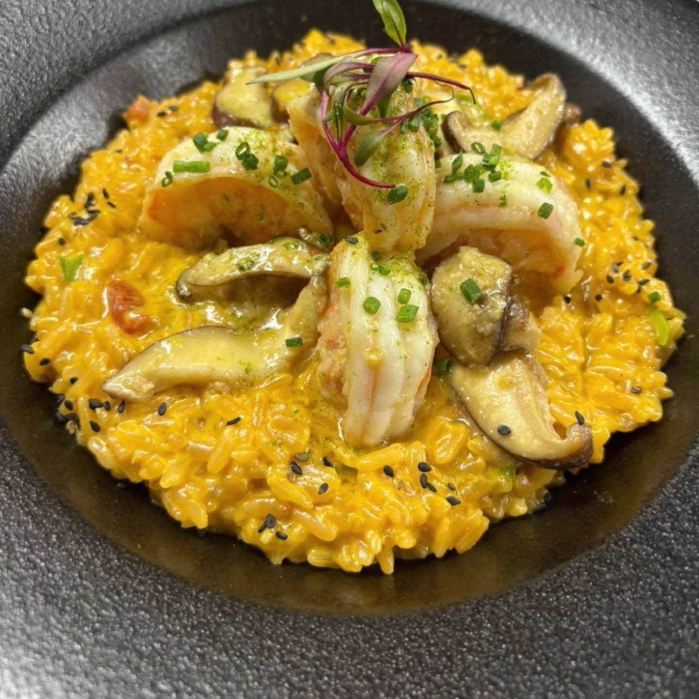 Arroz cremoso de langostinos, con Whitaker frescos y espárragos en fumet de mariscos.
#restaurantesbogota #comidabogota #planesbogota #bogotafoodie #comida