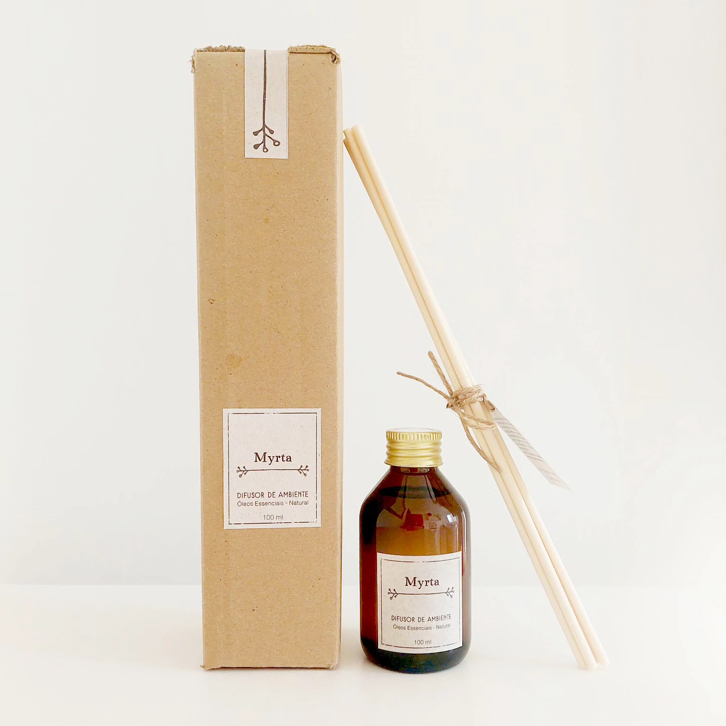 ✨ Novidade: Myrta · Difusor Natural
Apresentamos nosso primeiro difusor de aromas com origem totalmente natural e com perfume feito apenas com óleos essenciais.
Ideal para quem busca uma fragrância que transmita clareza mental, leveza e bem estar.
O Eucalipto Staigeriana e o Alecrim se destacam proporcionando uma sensação energética e estimulante.
Enquanto o Tea Tree contribui com notas limpas e purificantes, a Lavanda surge equilibrando as notas iniciais com sua característica calmante e o cipreste traz um toque levemente resinoso e amadeirado.
Por fim o Sândalo Amyris confere uma base reconfortante e levemente doce.
Um difusor que purifica o ambiente e convida ao bem-estar.
- SEM fragrância sintética
- Aroma fresco, herbal e reconfortante
- SEM parabenos
- SEM ftalatos
#perfumariabotanica #perfumenatural #aromaterapia